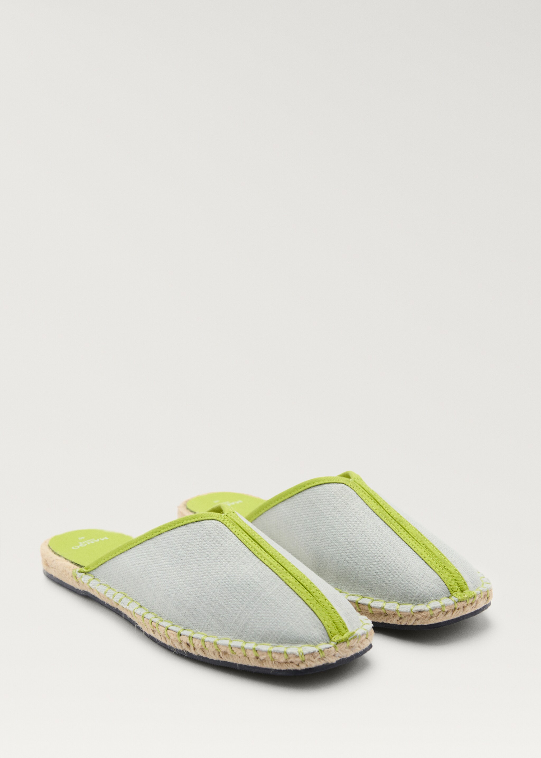 Chaussons ouverts à l’arrière avec détail contrastant - Plan moyen
