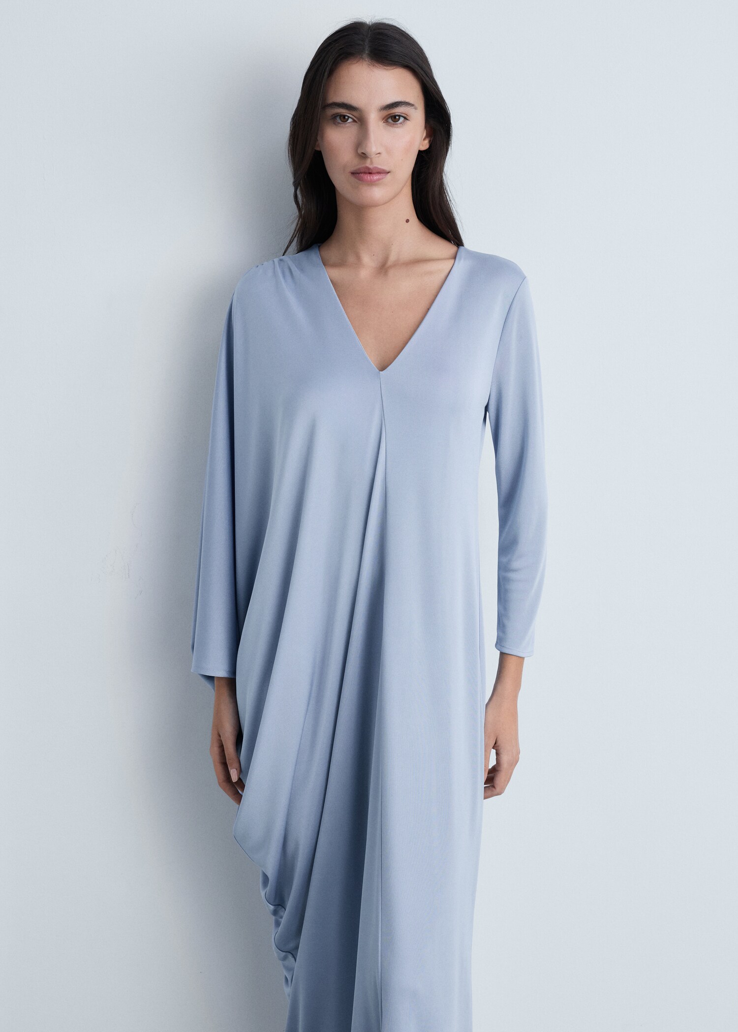 Robe asymétrique drapée - Plan moyen