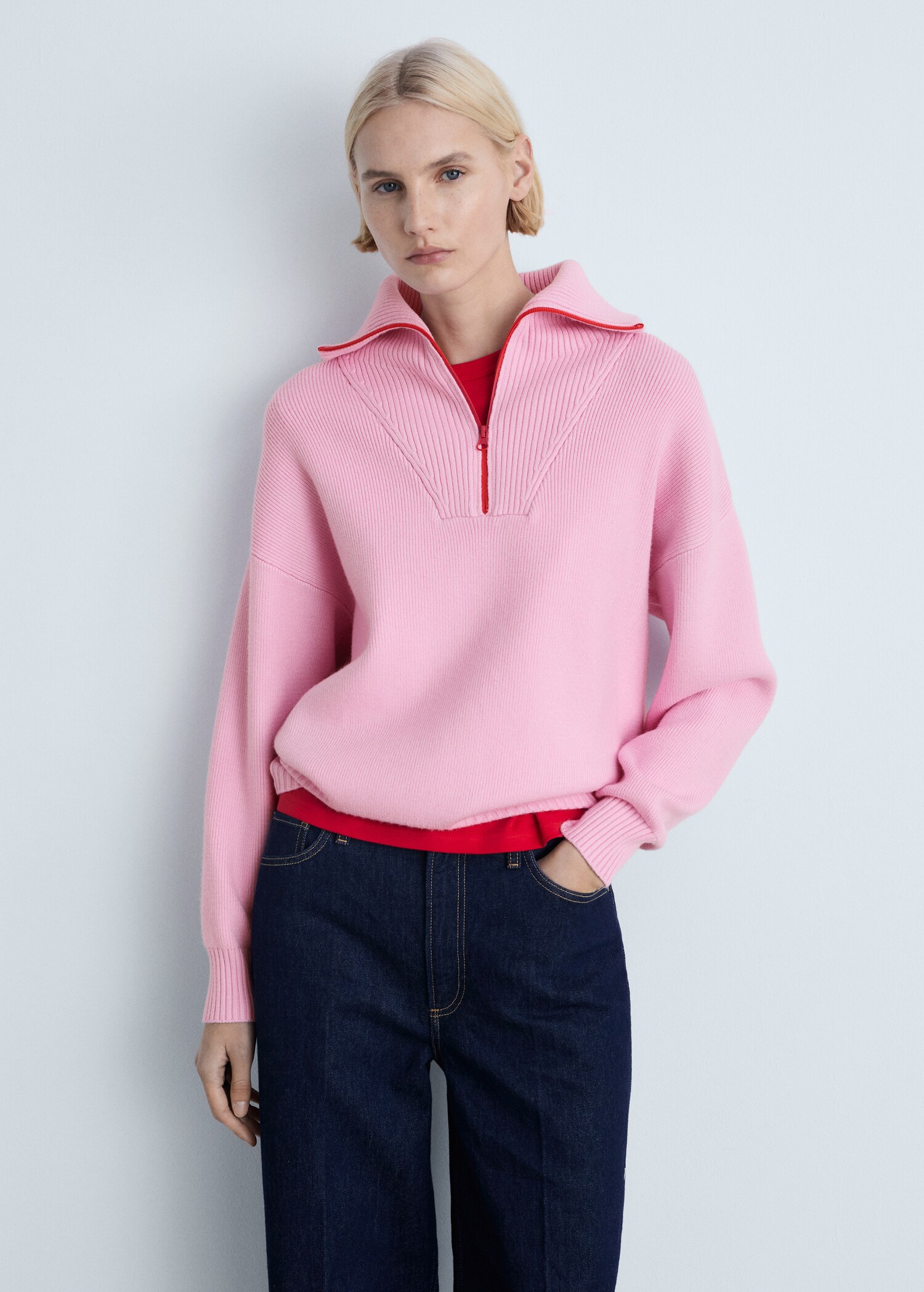 Contrasting knitted sweater with zip - Medium plane