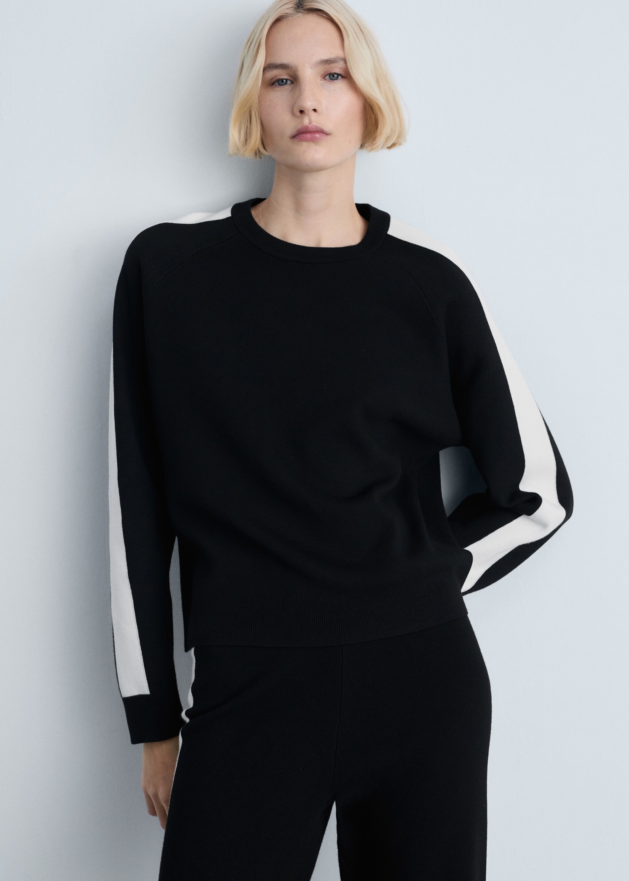 Contrasting stripe knitted sweater - Medium plane