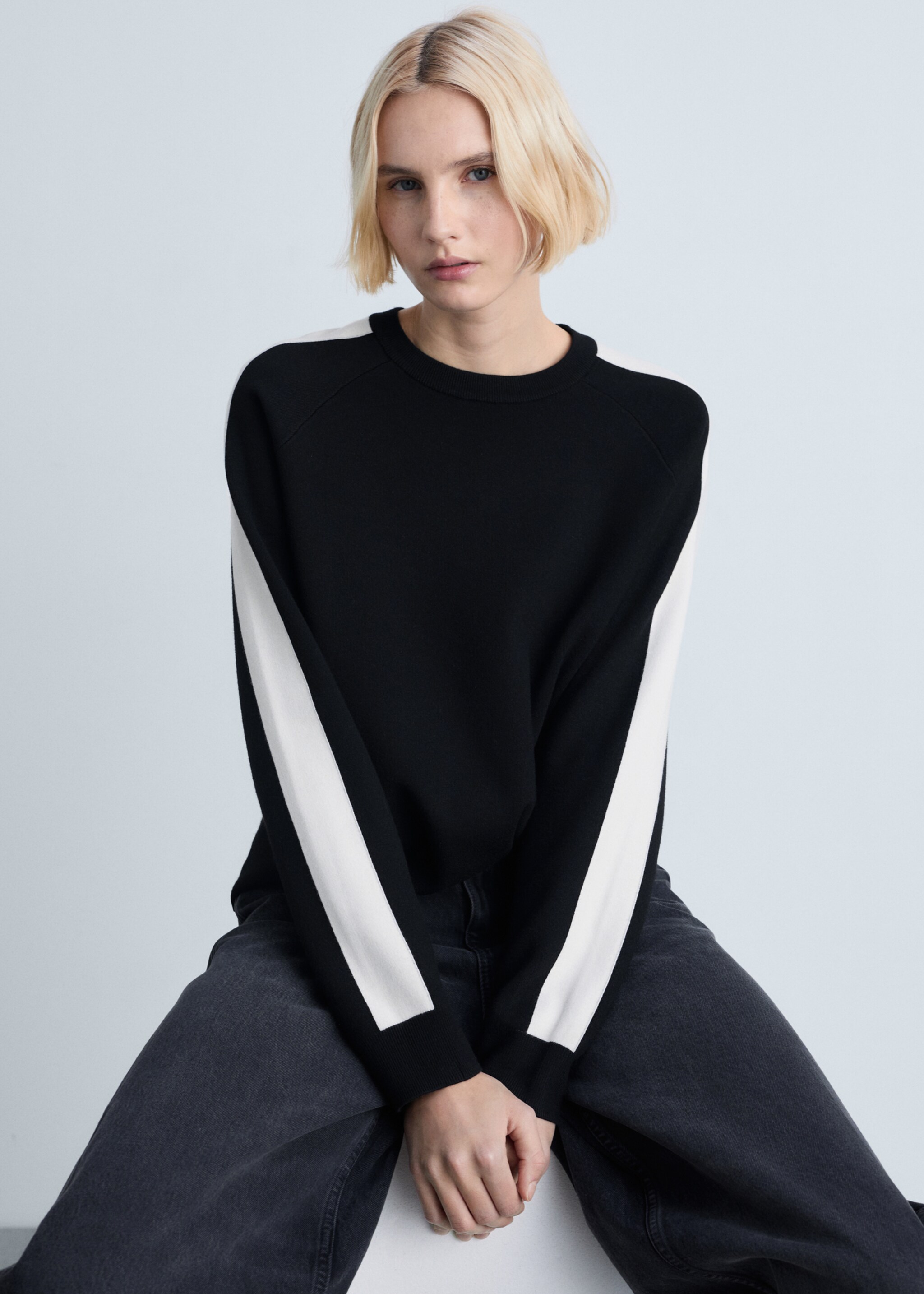 Contrasting stripe knitted sweater - Details of the article 2