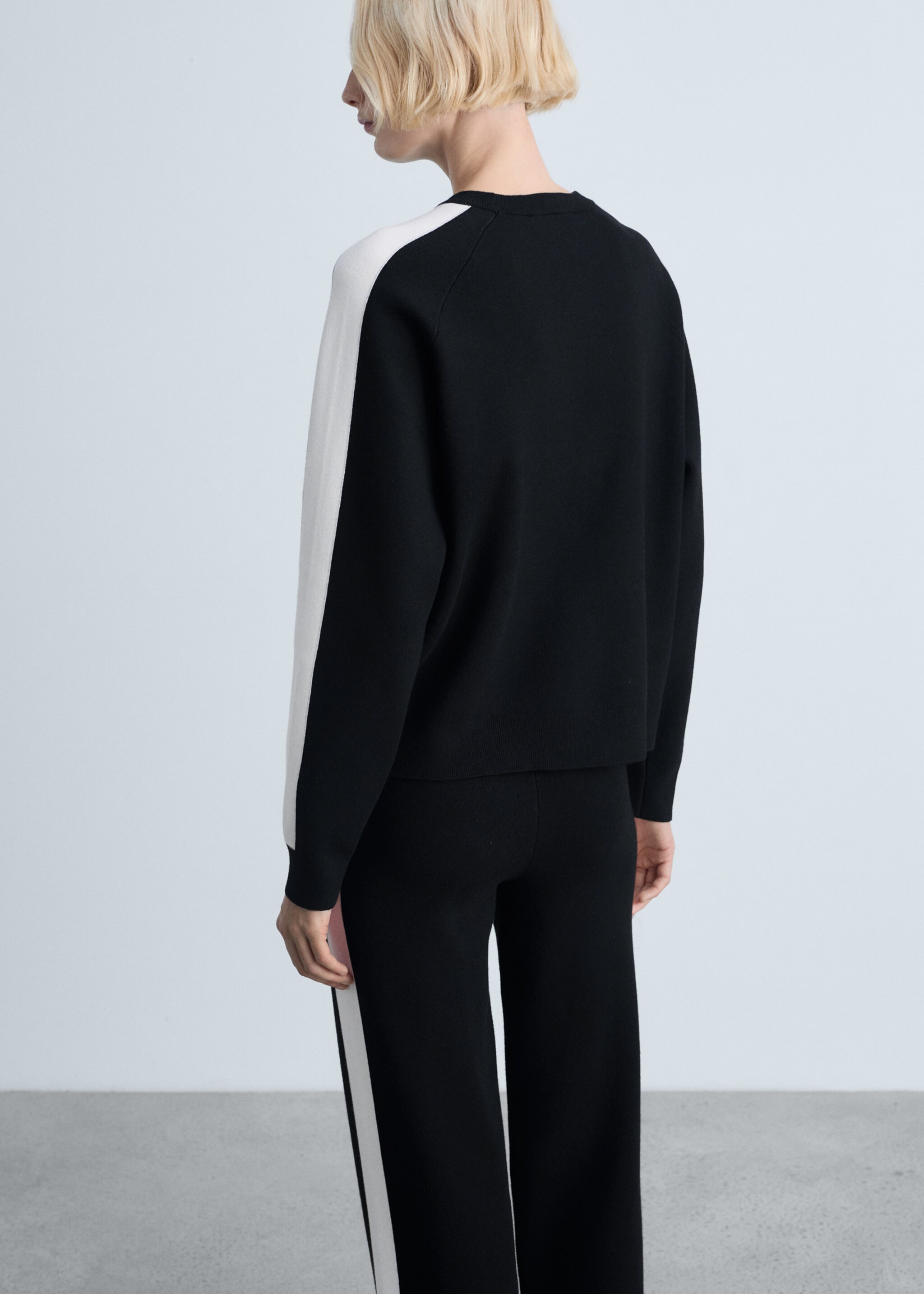 Contrasting stripe knitted sweater - Reverse of the article