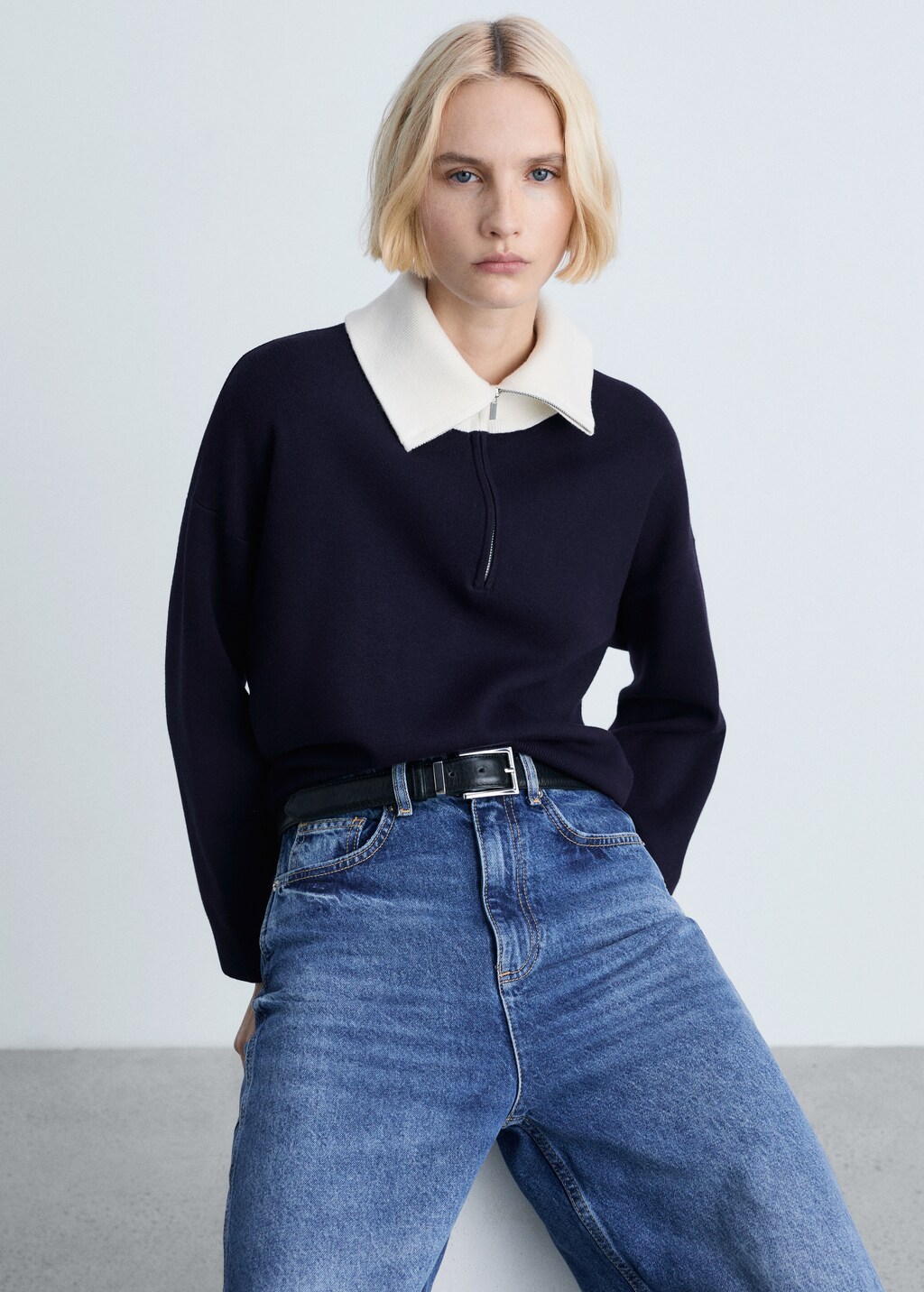 Knitted sweater with contrasting collar
