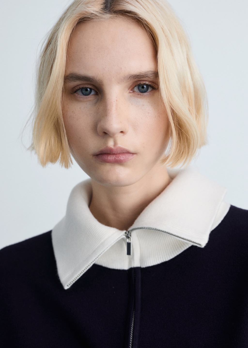 Knitted sweater with contrasting collar - image 4