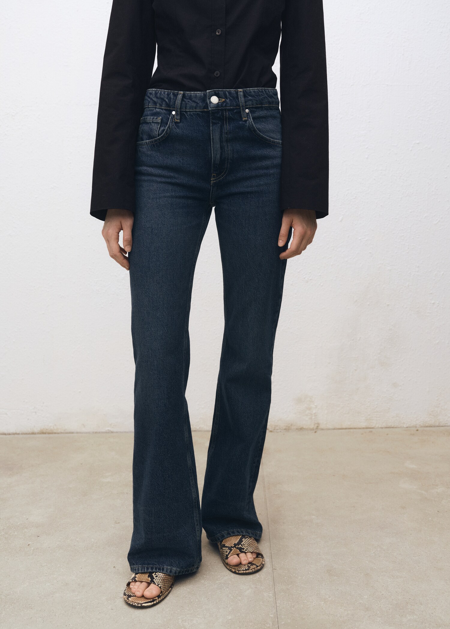 Jeans à boca de sino com cintura alta - Plano médio
