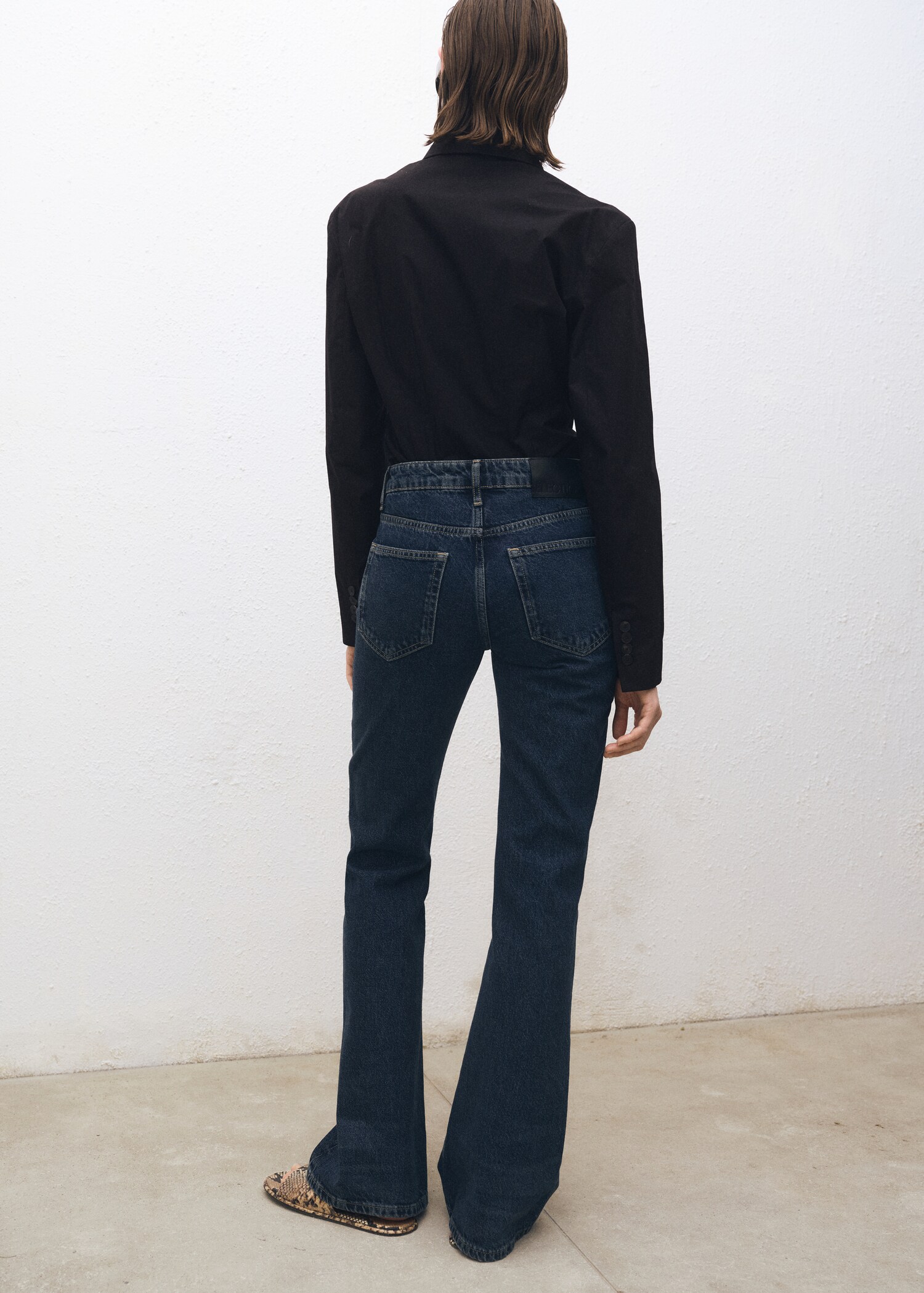 Jeans à boca de sino com cintura alta - Verso do artigo