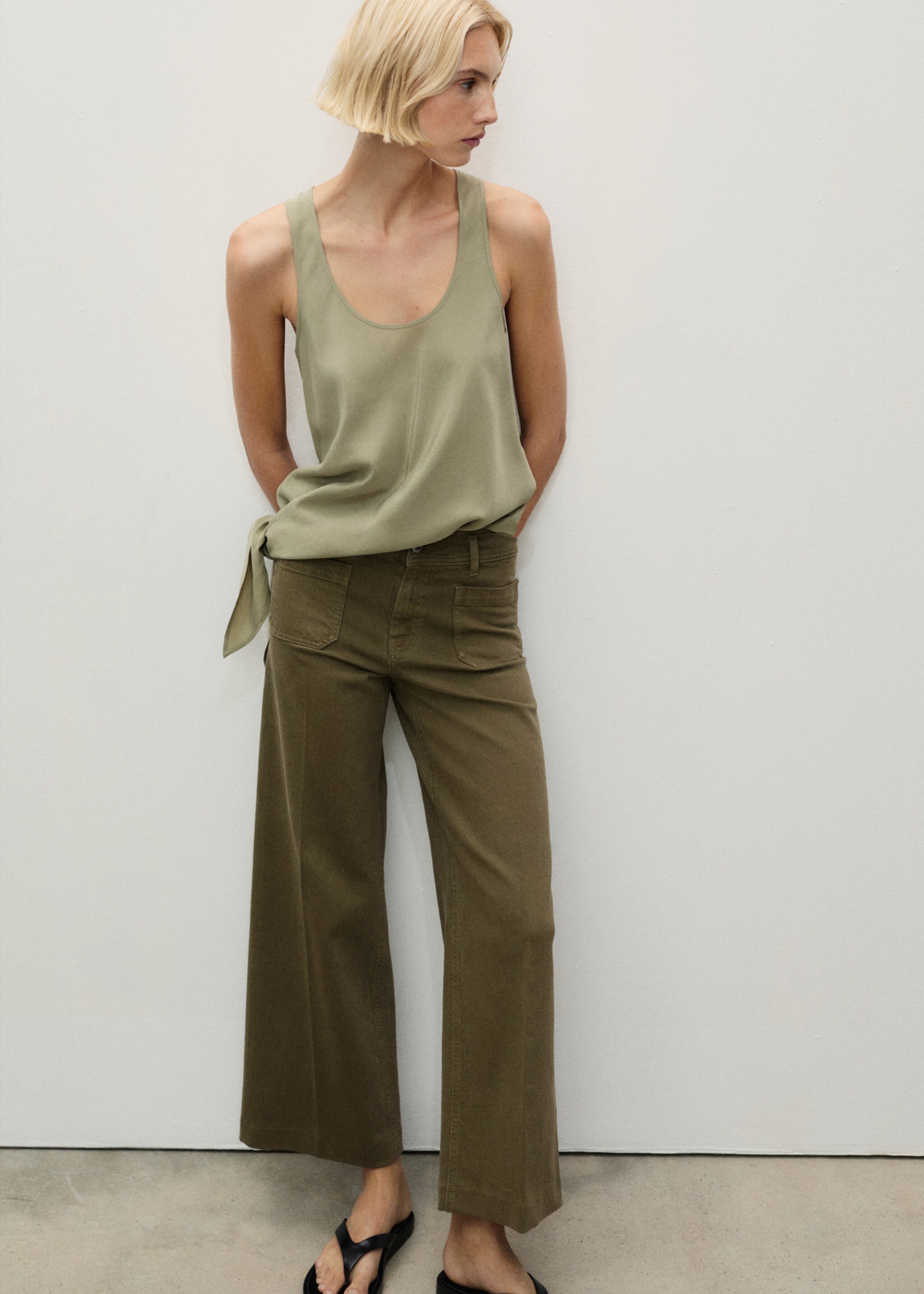 Wide-leg jeans with pockets - Details of the article 2