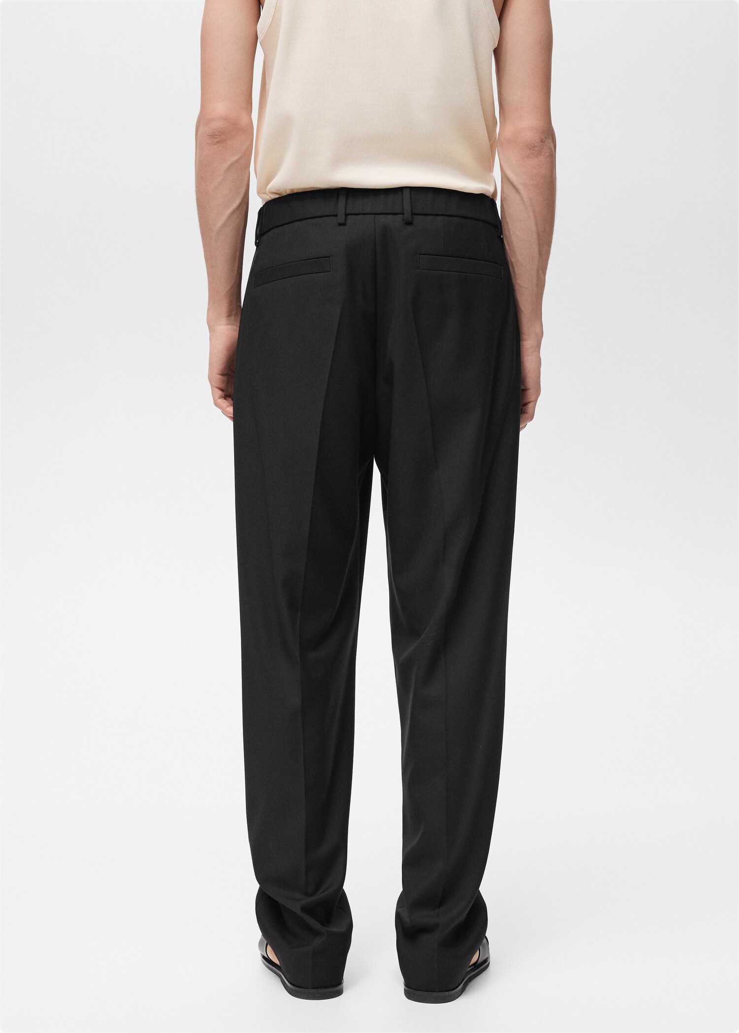 Костюмные брюки relaxed fit с защипами - Обратная сторона изделия