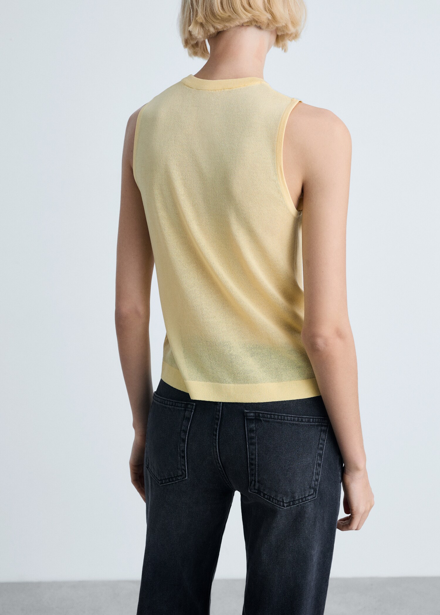 Sleeveless knitted top - Reverse of the article