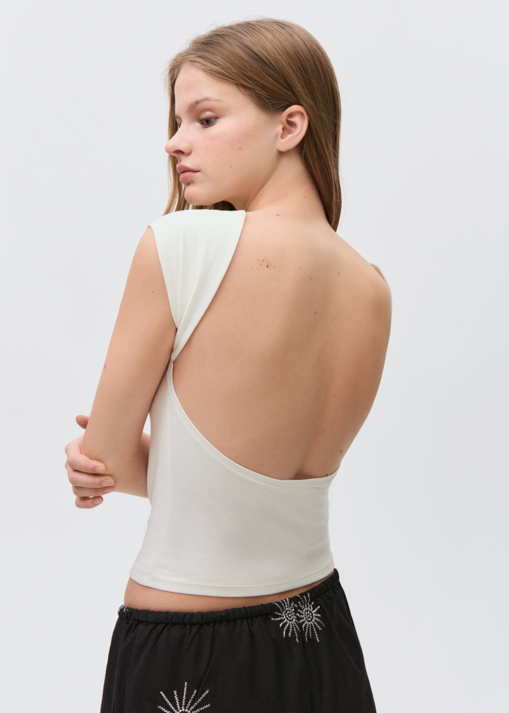 T-shirt with open back - Reverse of the article