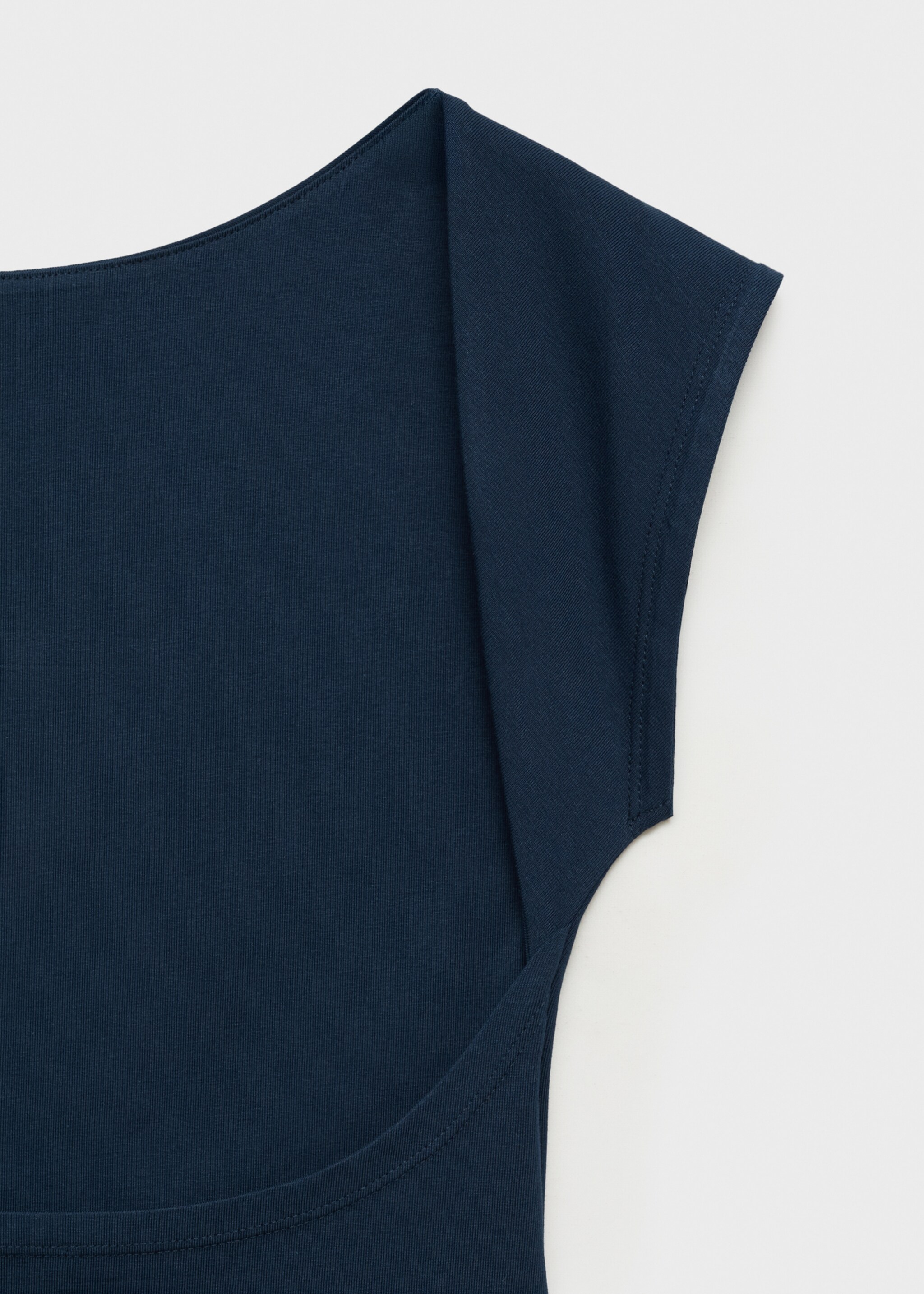 T-shirt with open back - Details of the article 8