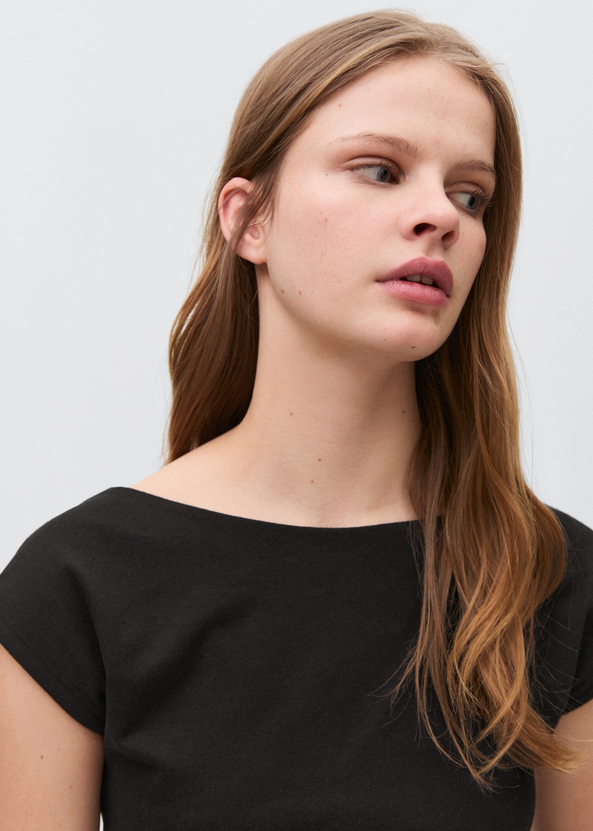 T-shirt with open back - Details of the article 1