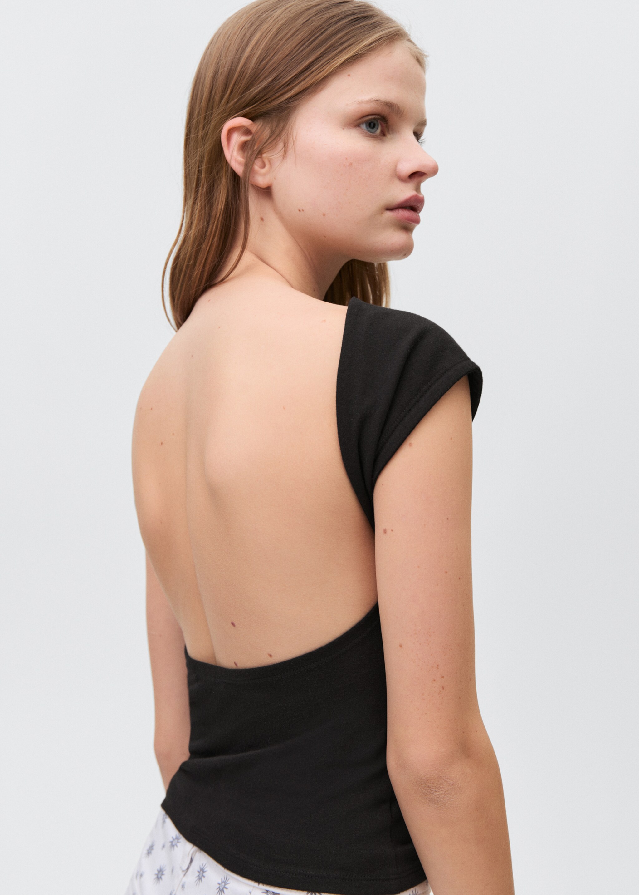T-shirt with open back - Reverse of the article