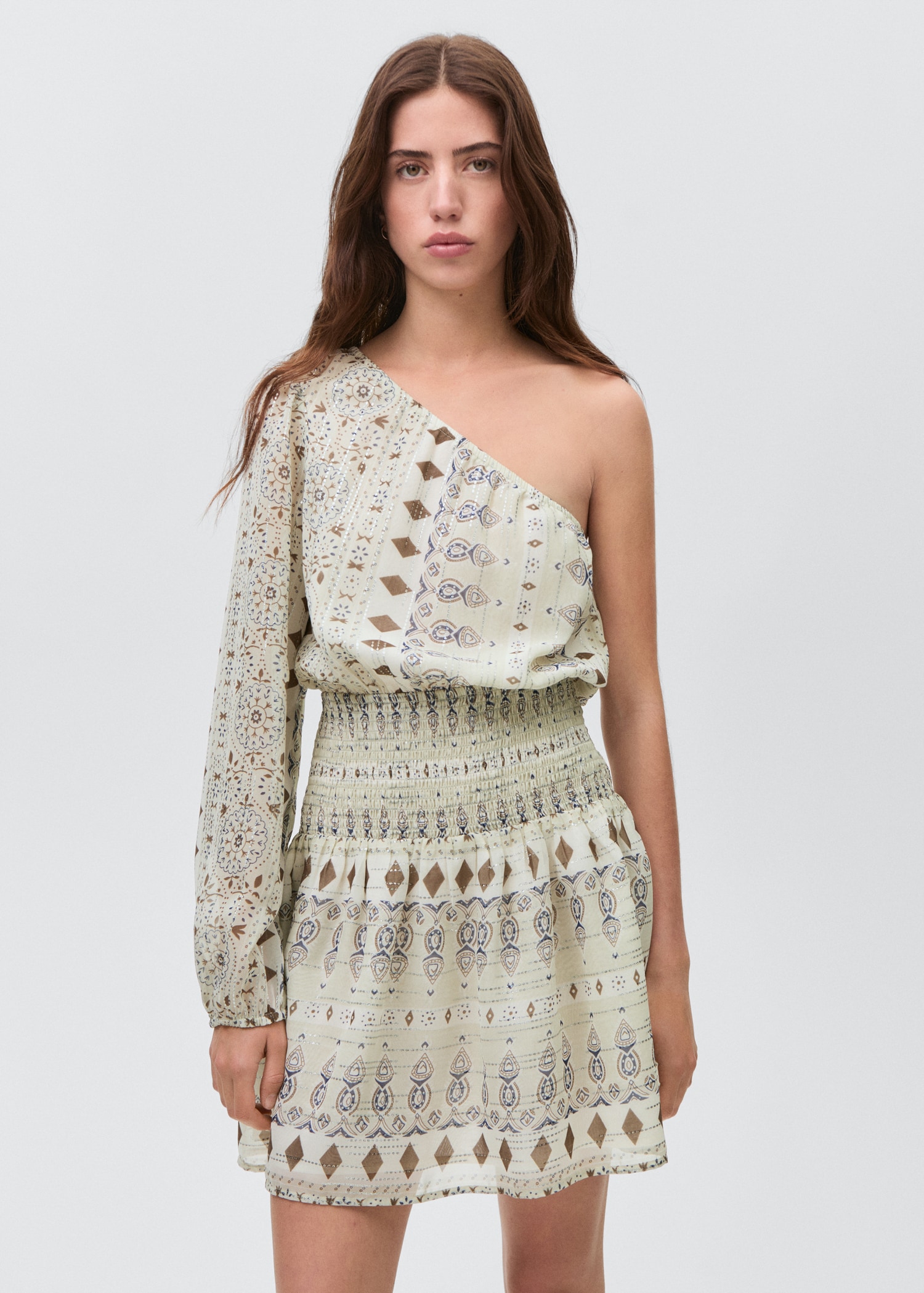 Robe courte asymétrique - Plan moyen