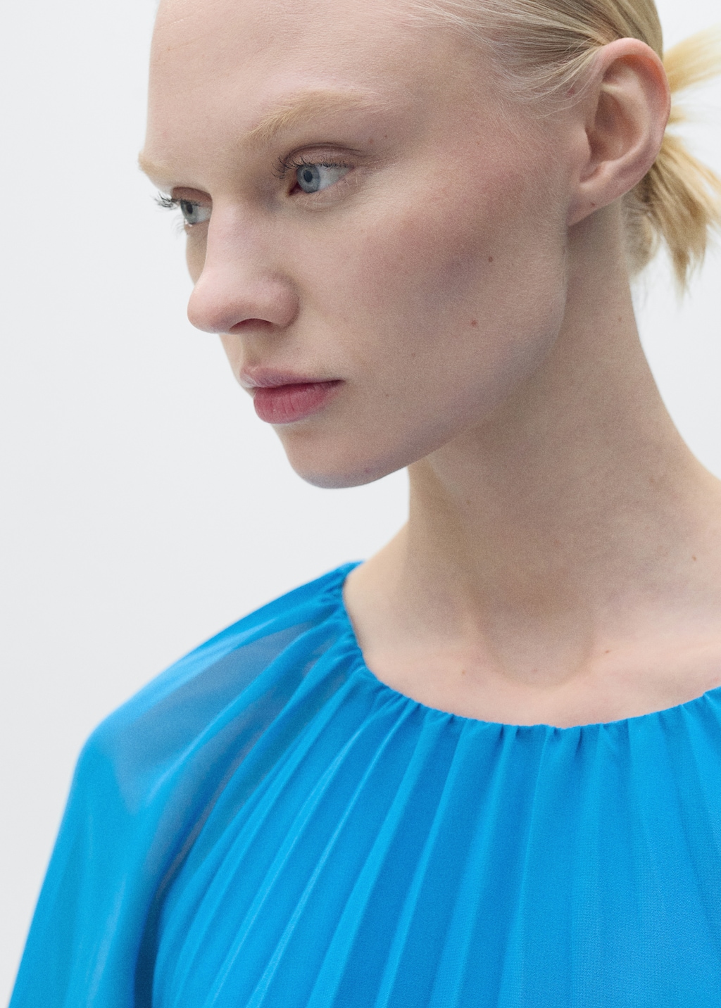 Flared-sleeve pleated dress - image 4
