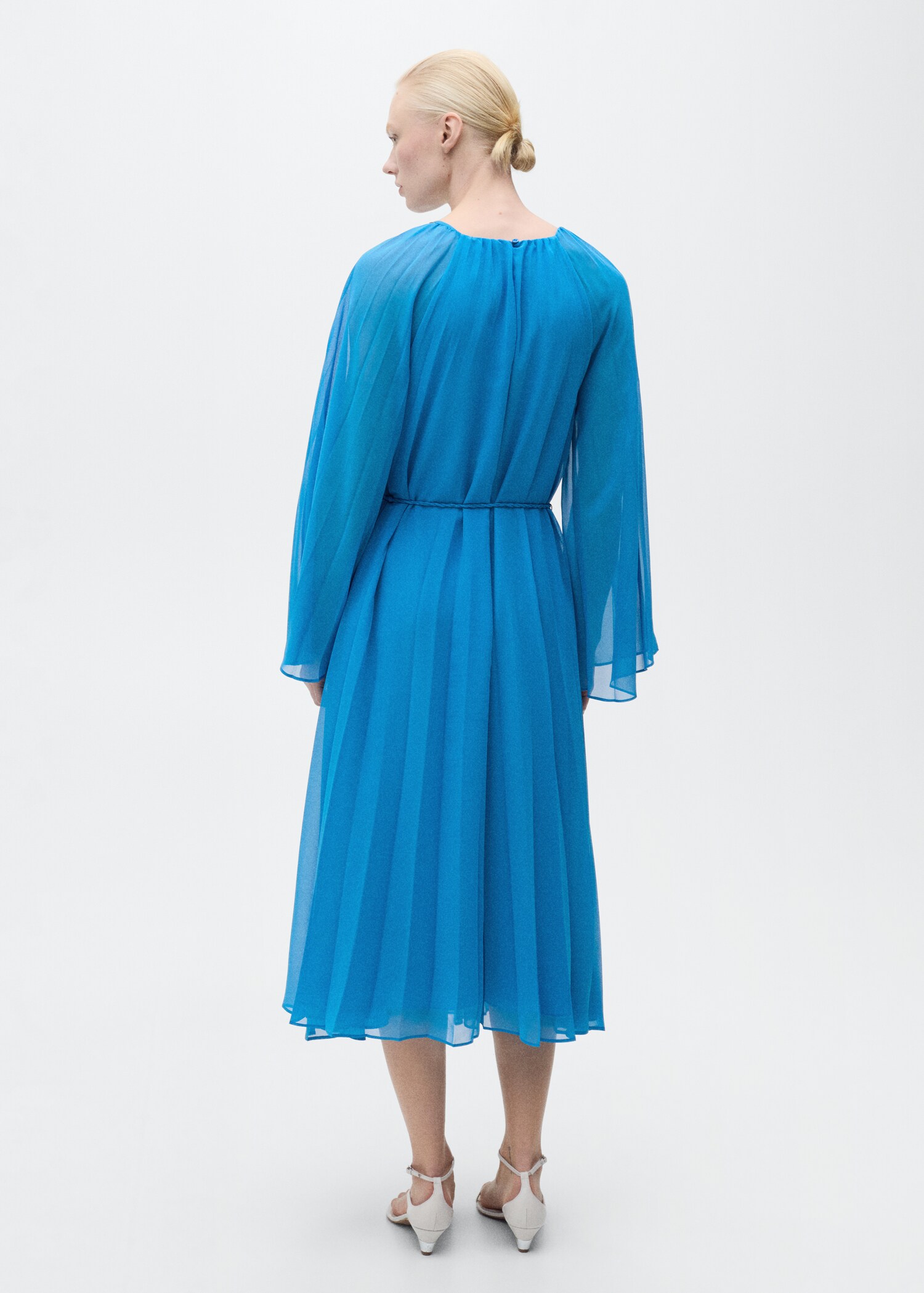 Flared-sleeve pleated dress - Reverse of the article