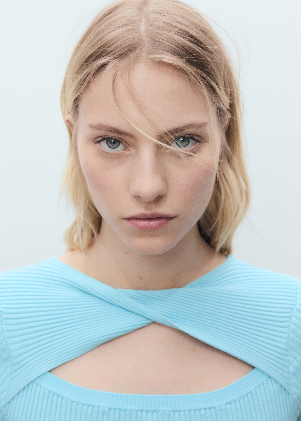 Ribbed sweater with back opening - image 4