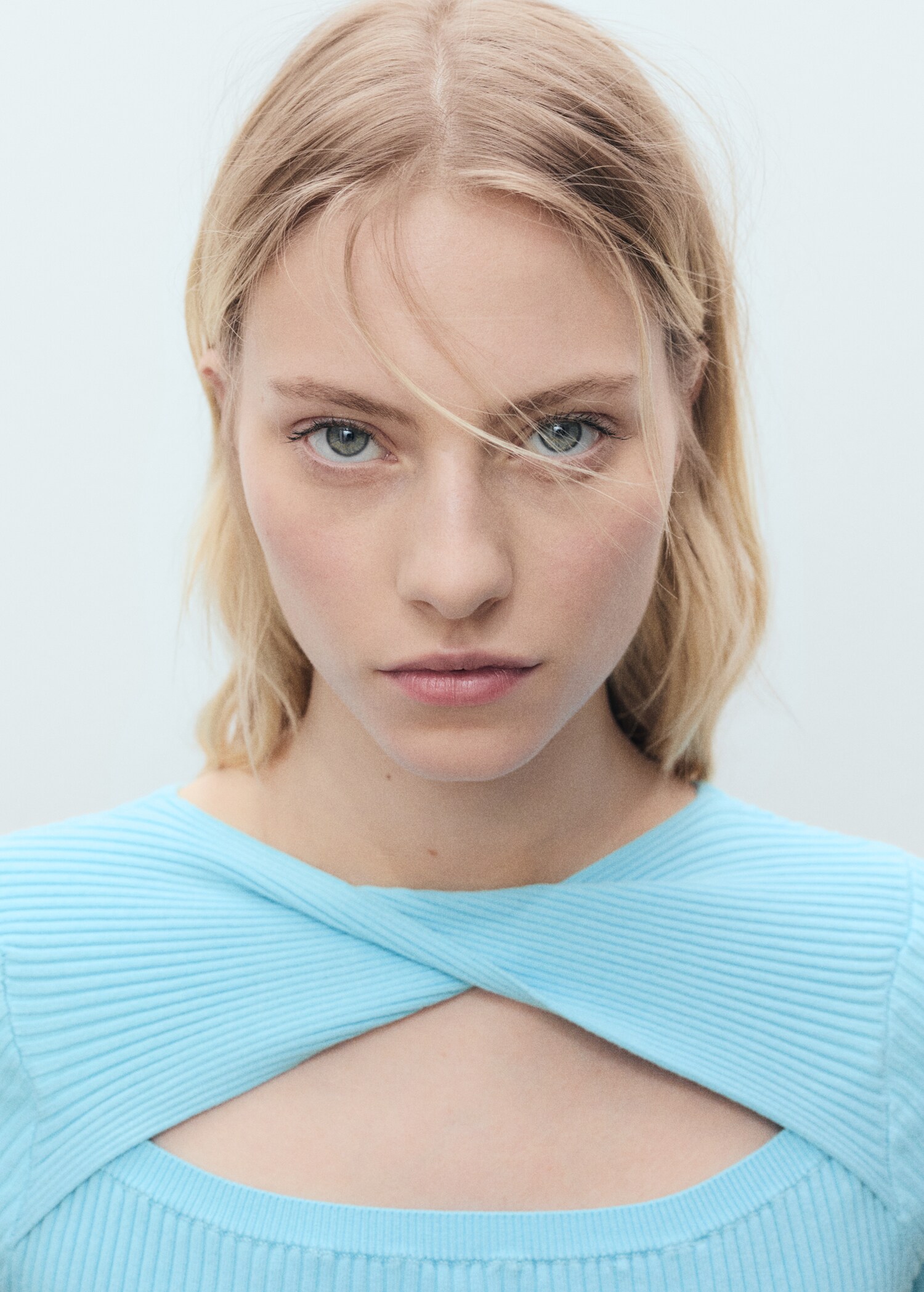 Ribbed sweater with back opening - Details of the article 1