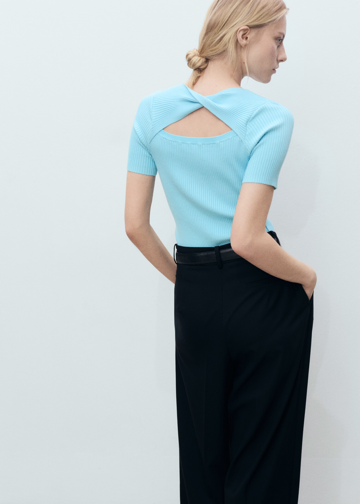 Ribbed sweater with back opening - Reverse of the article