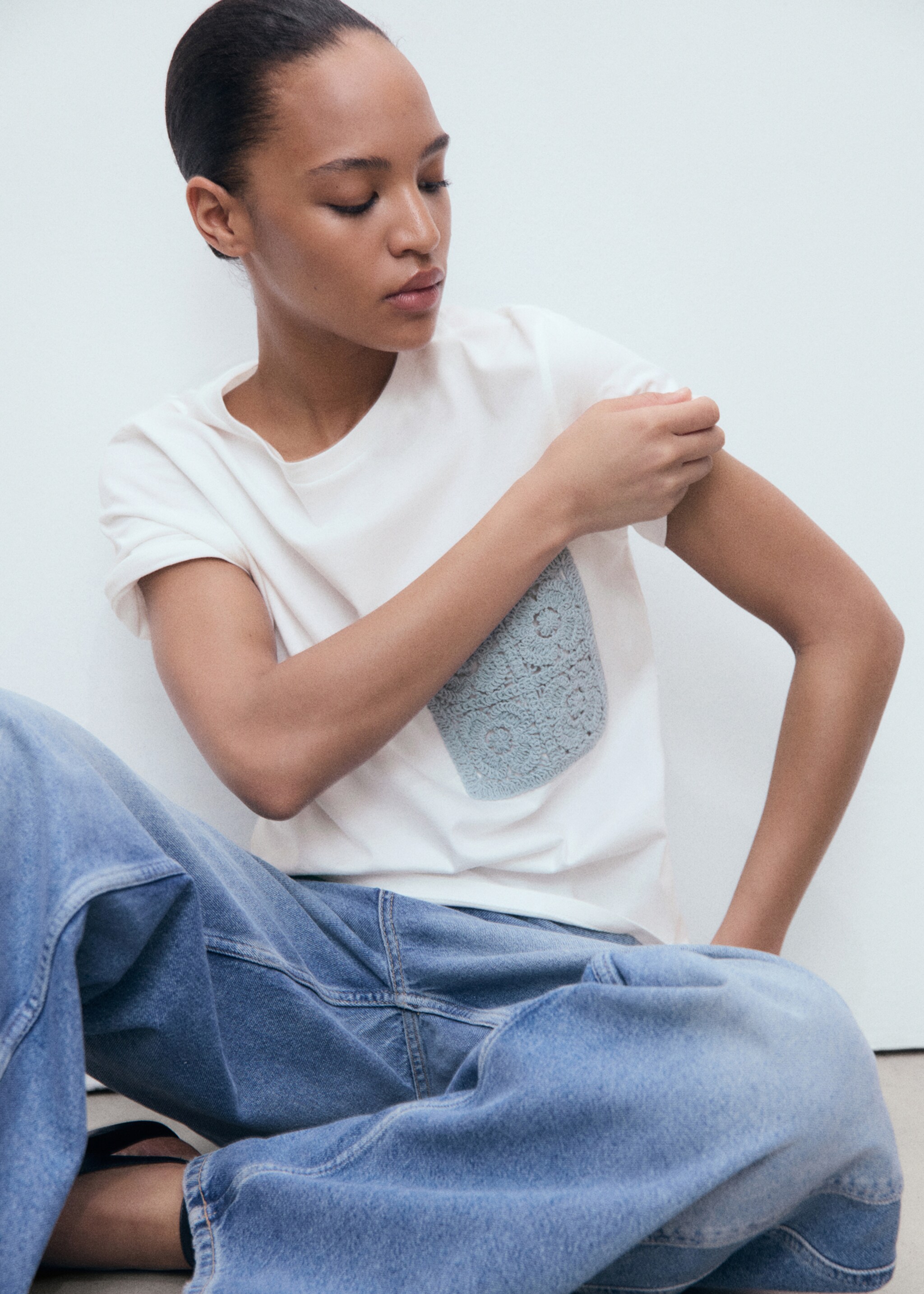 Short-sleeved t-shirt with crochet pocket - Details of the article 2