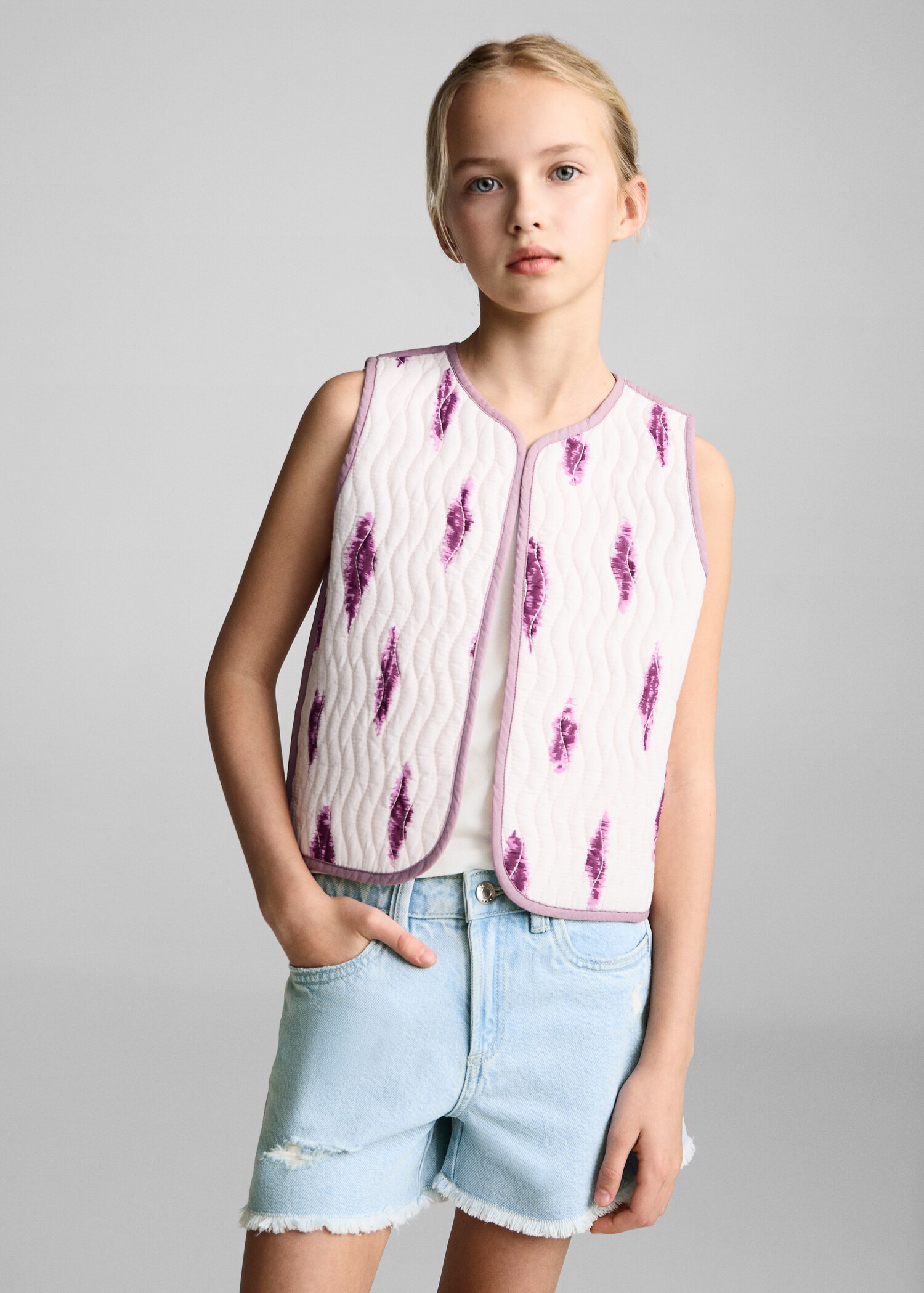 Denim shorts with frayed hem - Medium plane