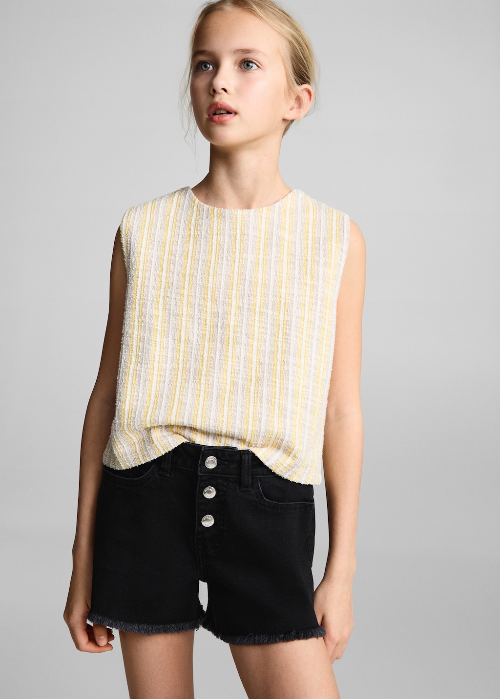 Denim shorts with frayed hem