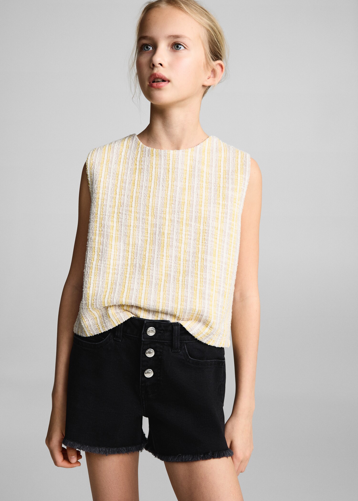 Denim shorts with frayed hem - Medium plane