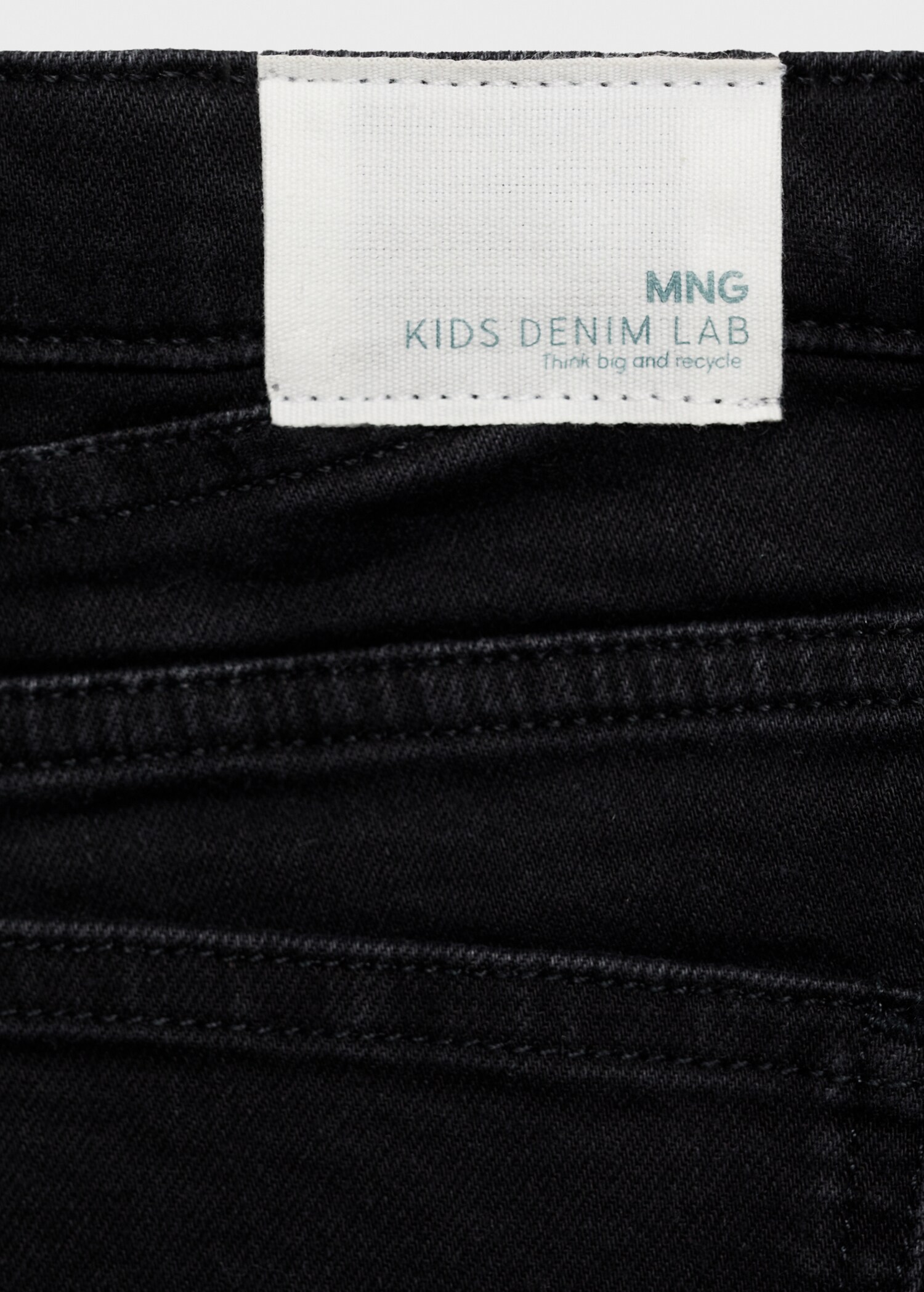 Denim shorts with frayed hem - Details of the article 8