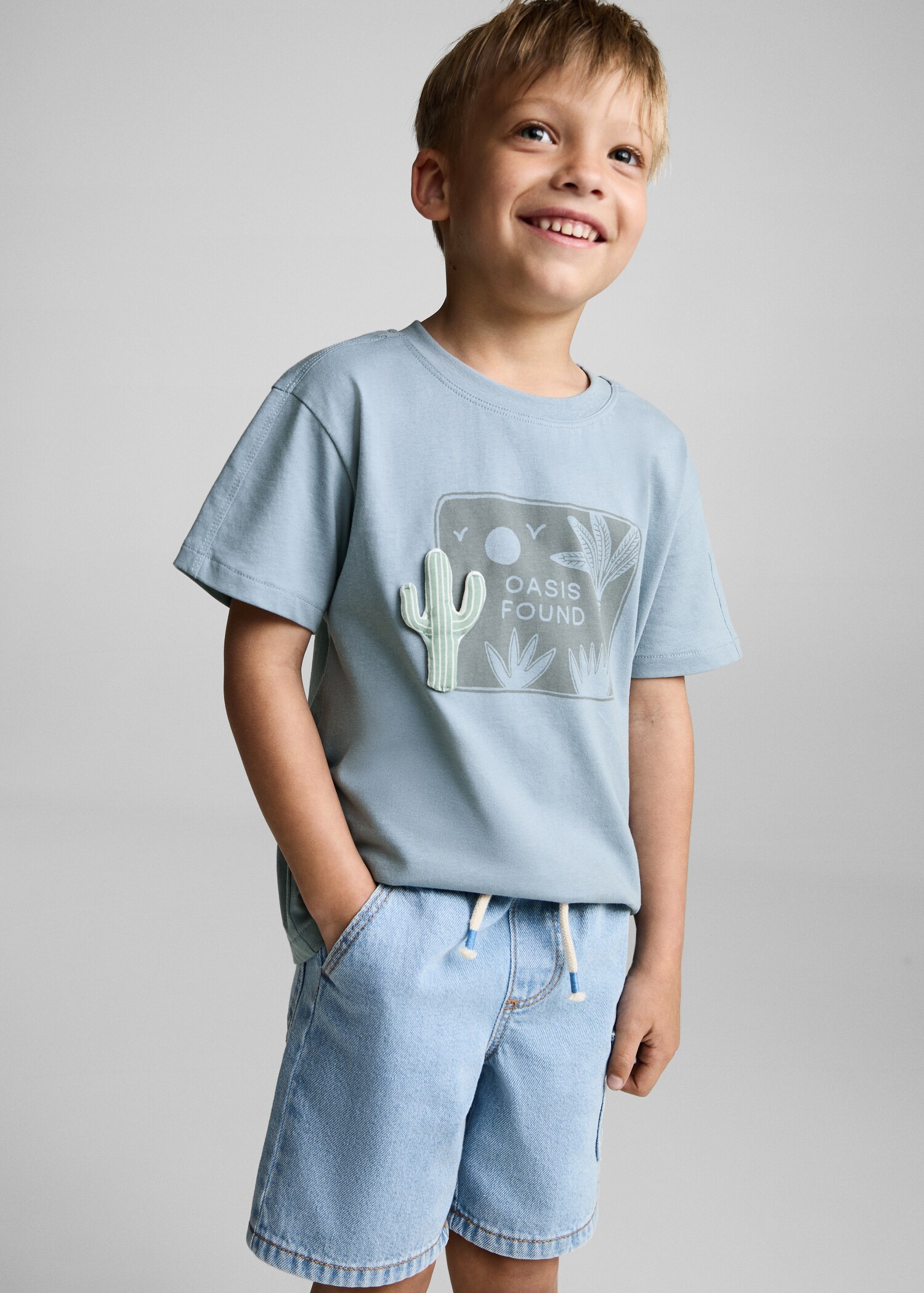 Tricou din bumbac cu model în relief - Plan mediu
