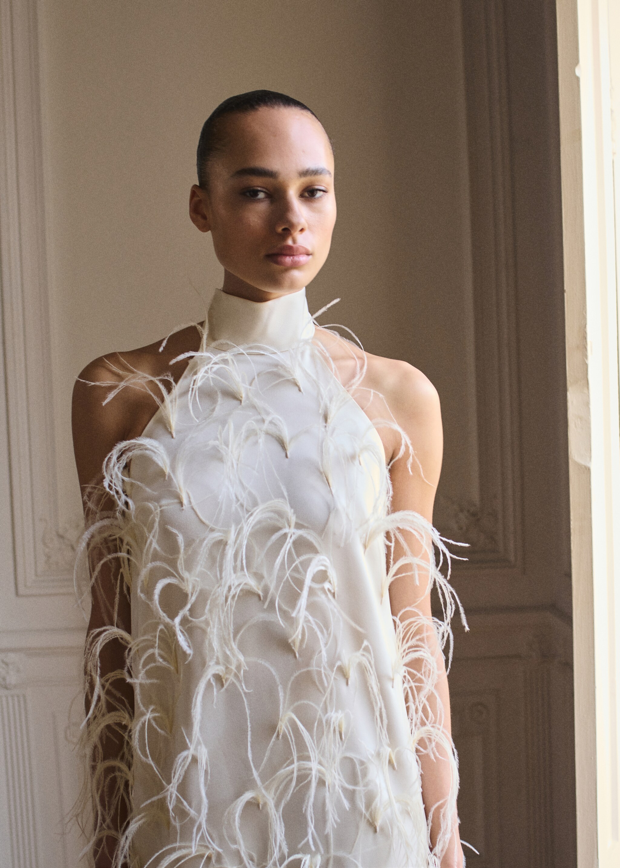 Halter dress with feather decoration - Details of the article 1