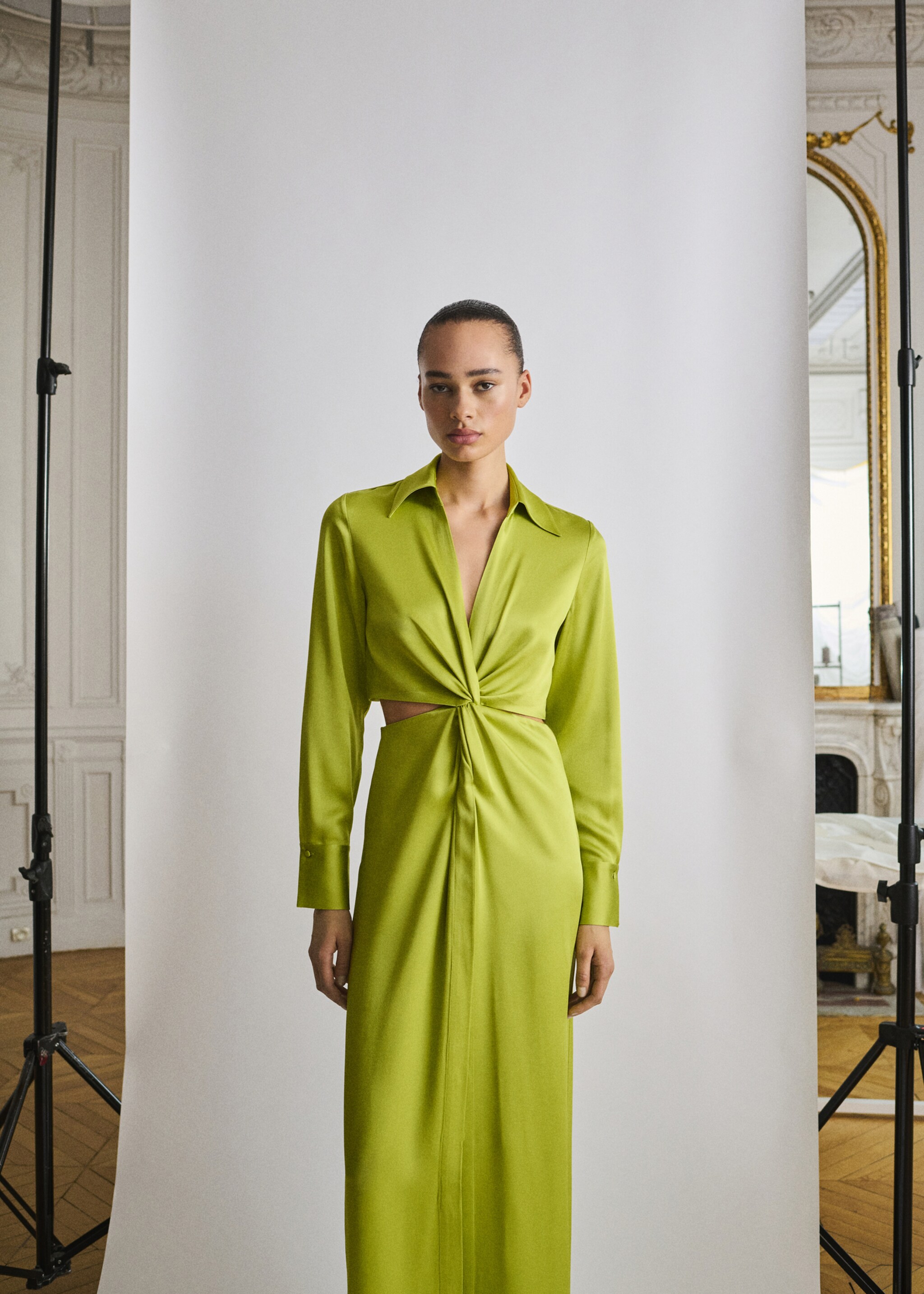 Hemdblusenkleid mit Drapierung und seitlichen Schlitzen - Mittlere Ansicht