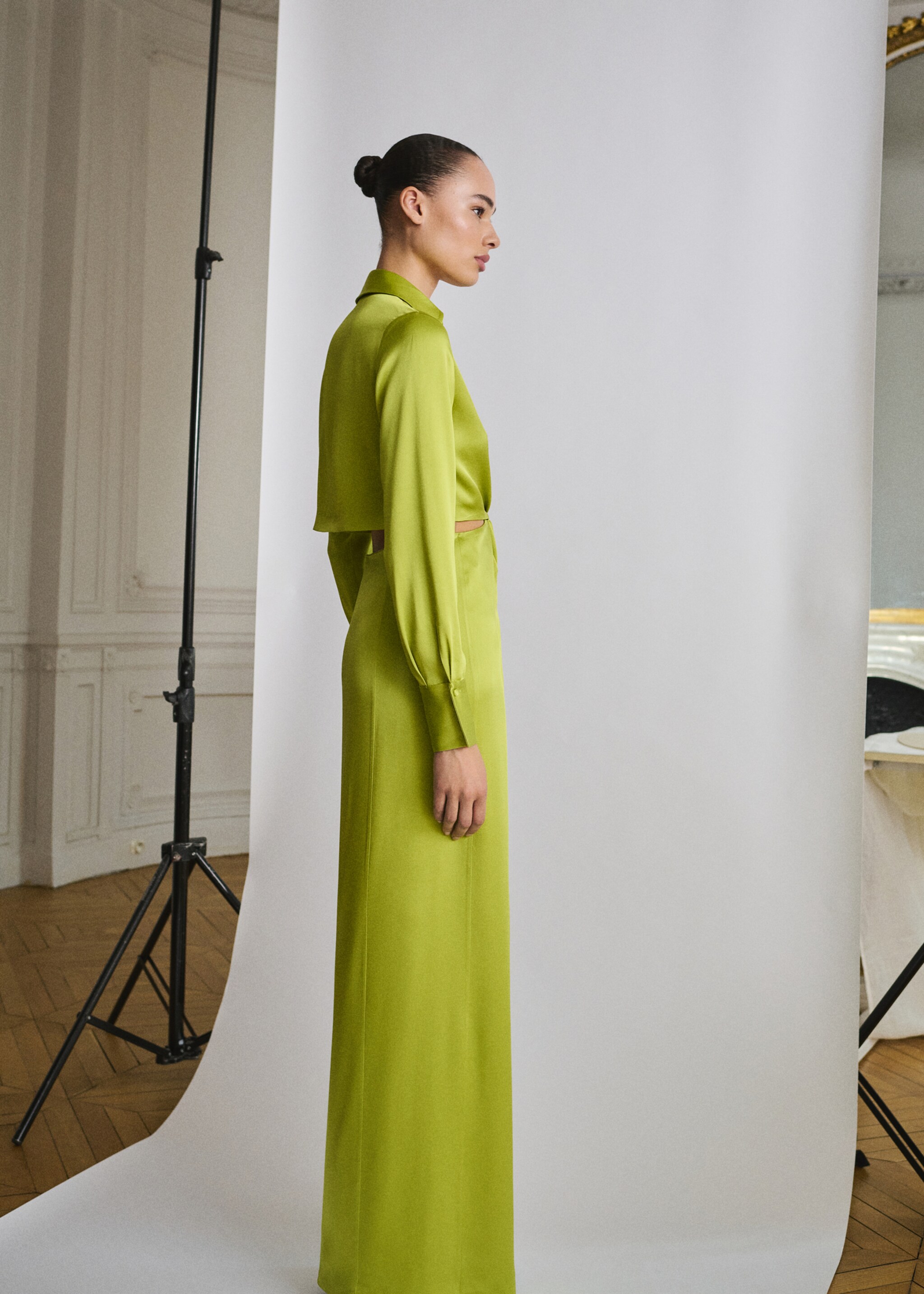 Hemdblusenkleid mit Drapierung und seitlichen Schlitzen - Rückseite des Artikels