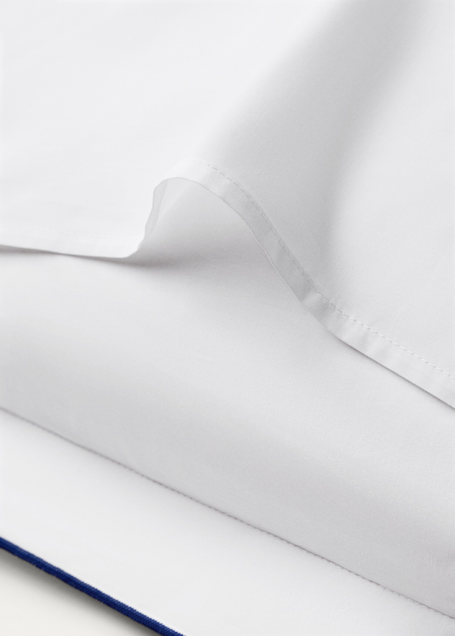 Two cotton percale pillowcases with contrasting overlock 60x60 cm - Details of the article 2
