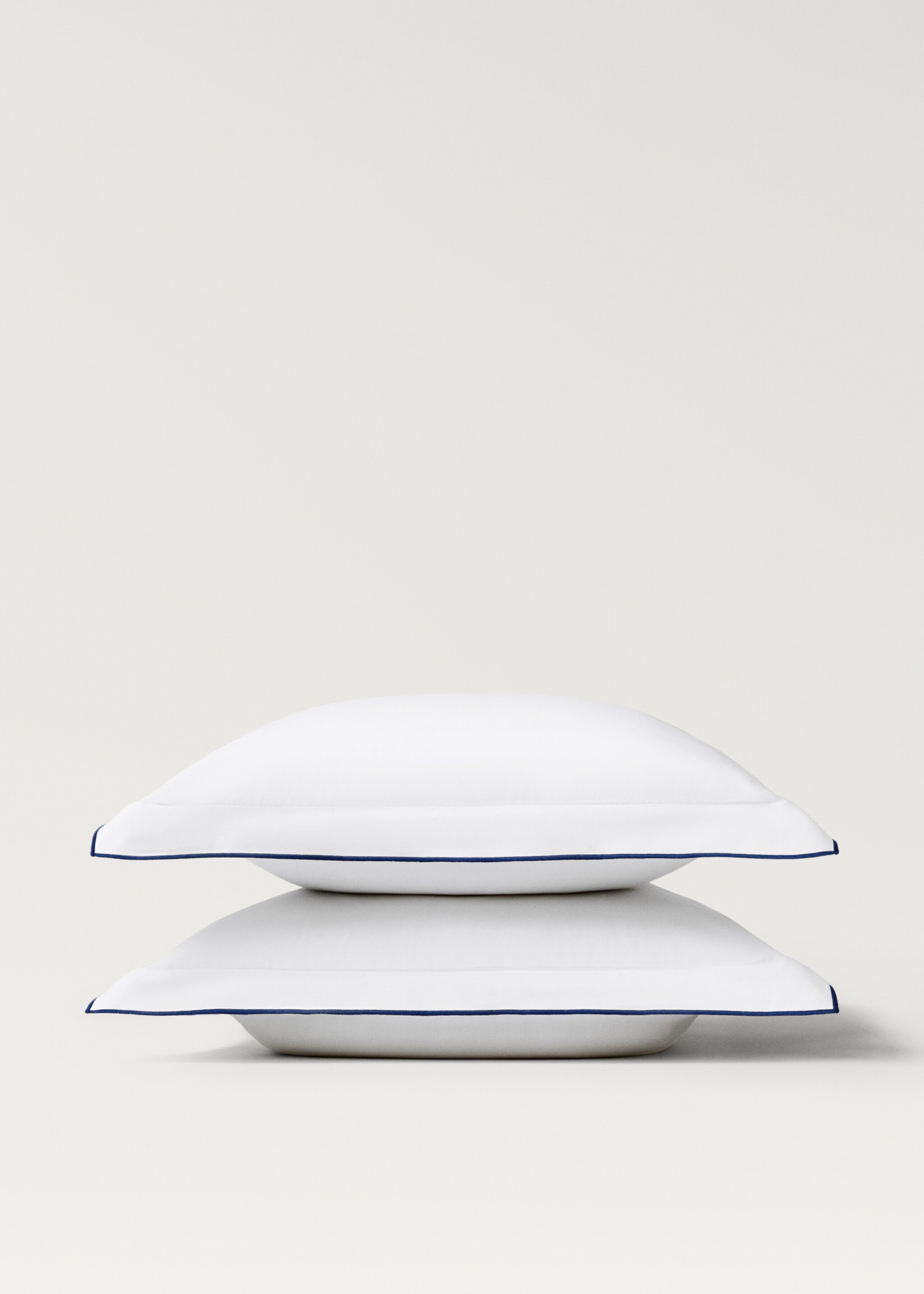 Two cotton percale pillowcases with contrasting overlock 60x60 cm - Details of the article 3