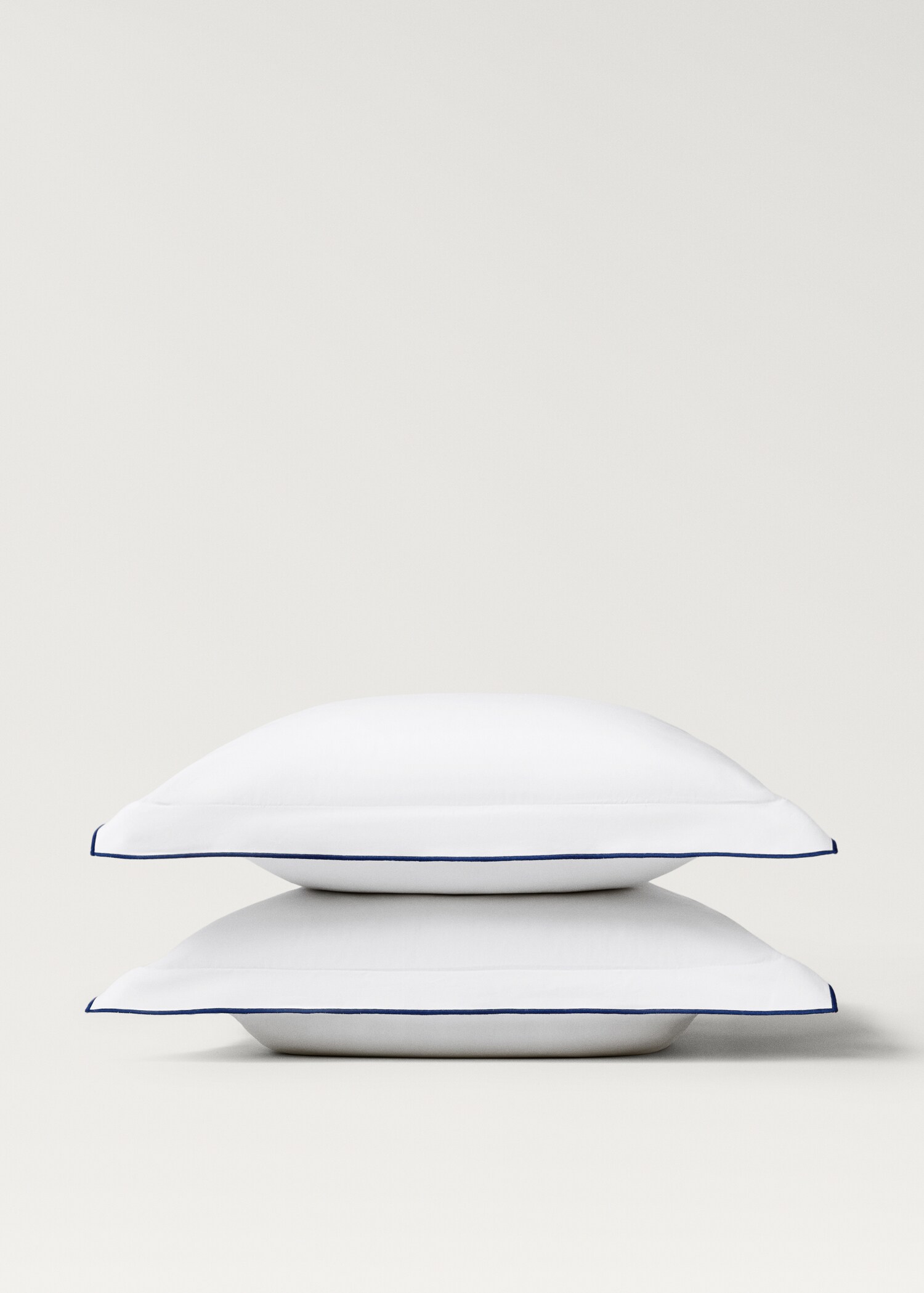 Two cotton percale pillowcases with contrasting overlock 60x60 cm - Details of the article 3
