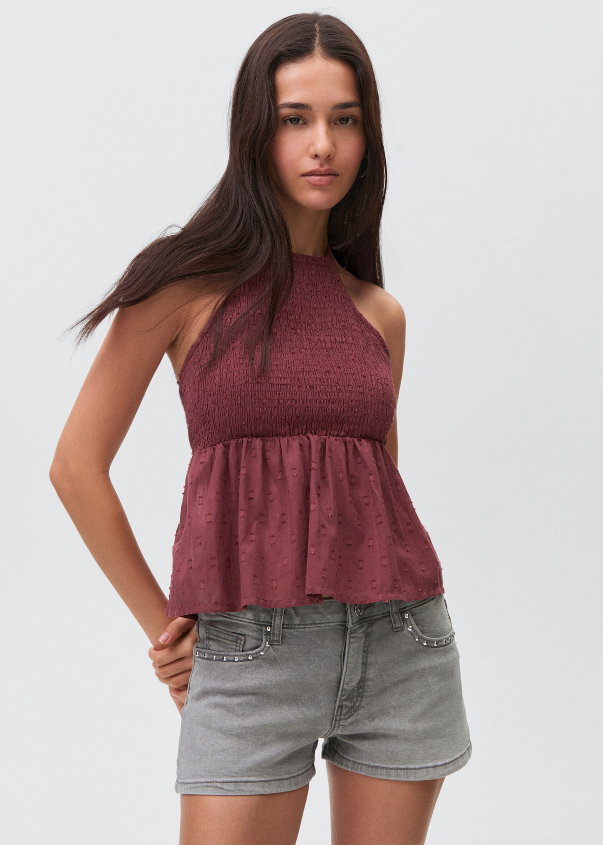 Shorts tachuelas low waist - Plano medio