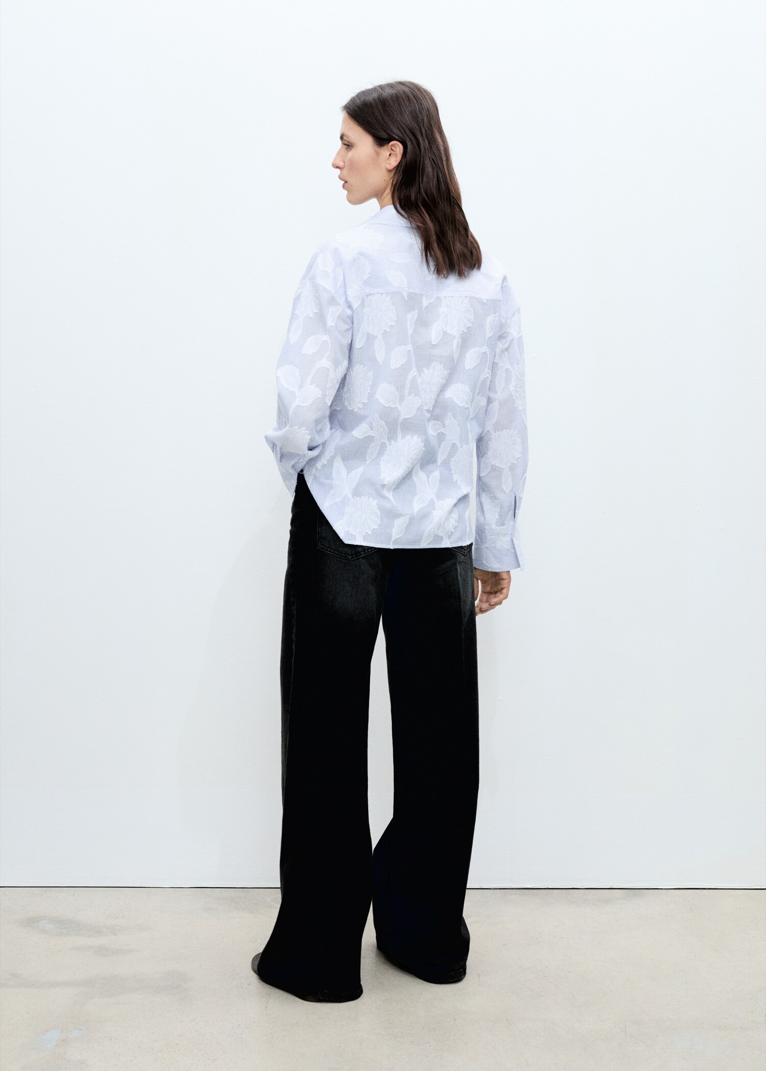 เสื้อเชิ้ตลายทางทรงโอเวอร์ไซซ์ปักลาย - ด้านหลังของสินค้า