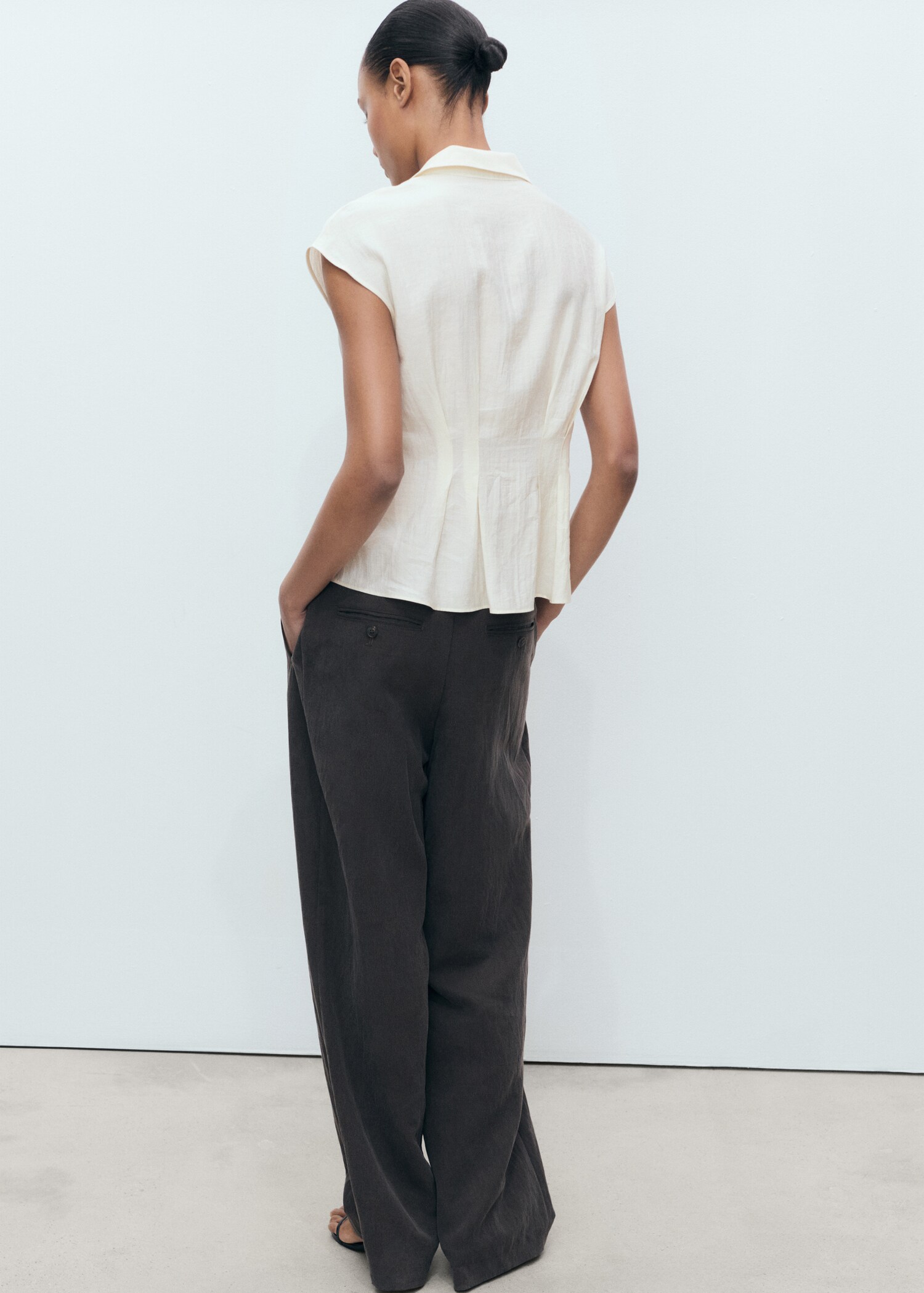 Short-sleeved pleated shirt - Reverse of the article