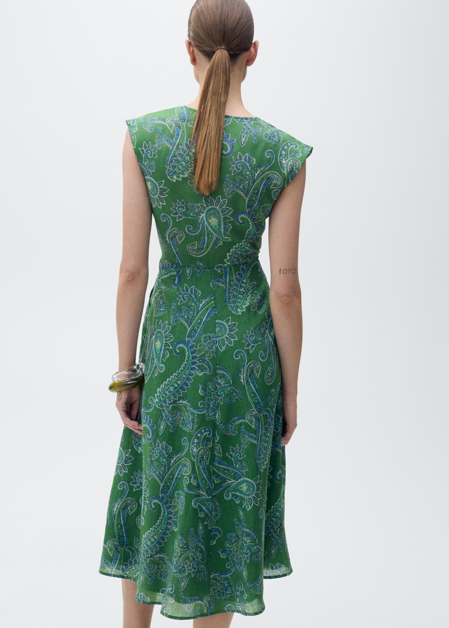 Kleid aus Ramie mit Paisleymuster - Rückseite des Artikels