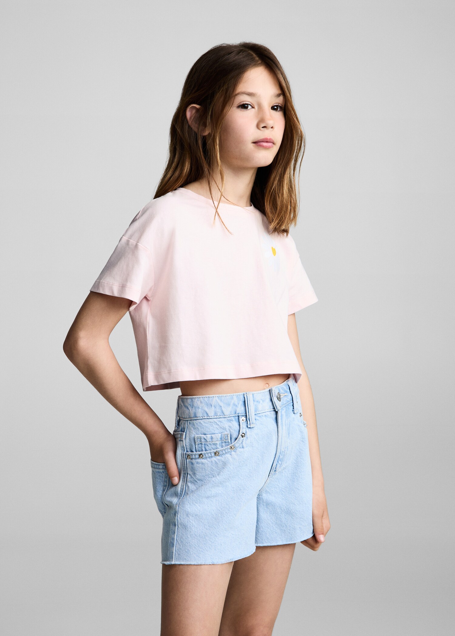 T-Shirt mit Blumenstickerei - Mittlere Ansicht