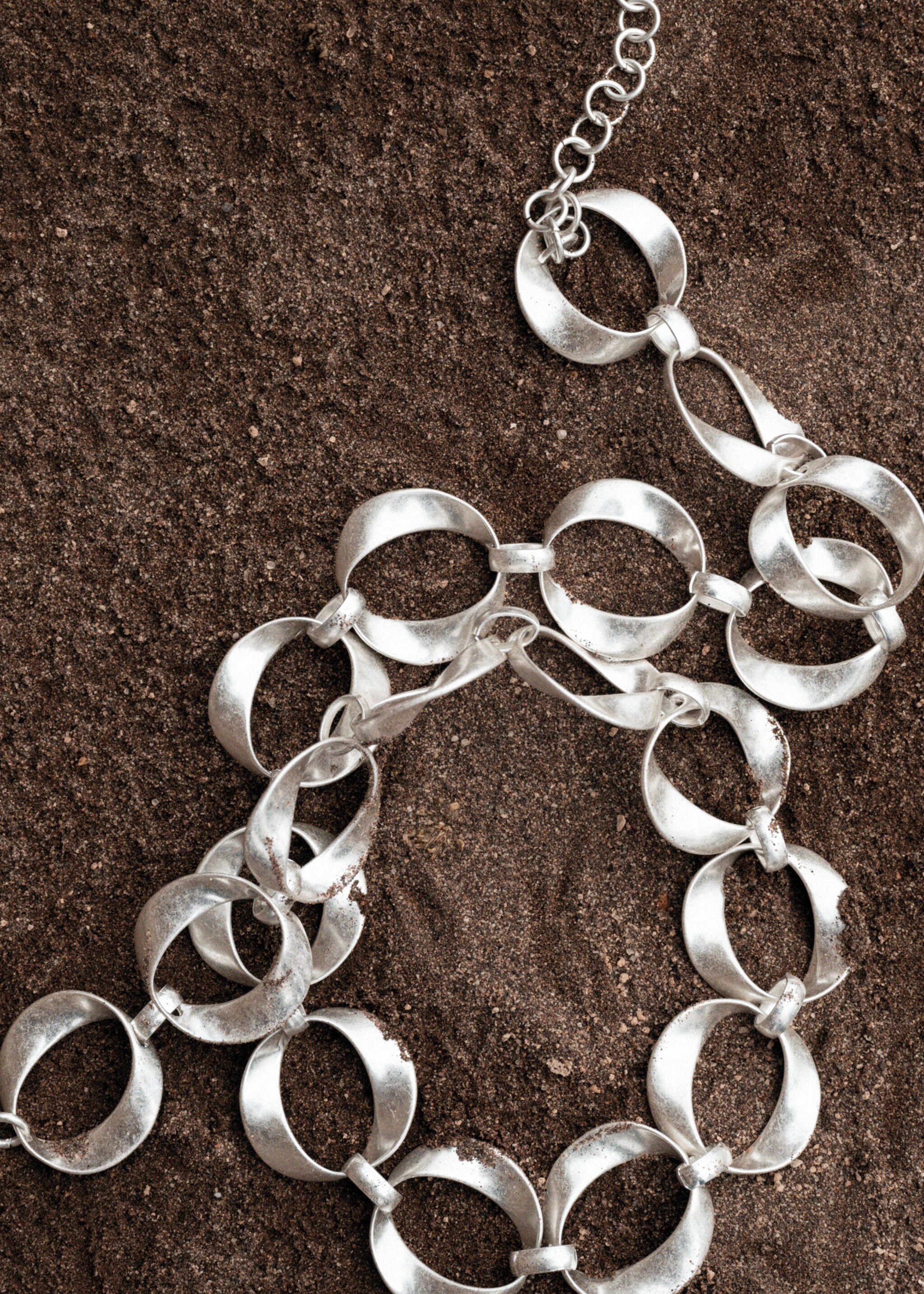Ceintuur met metalen ringen - Detail van het artikel 9