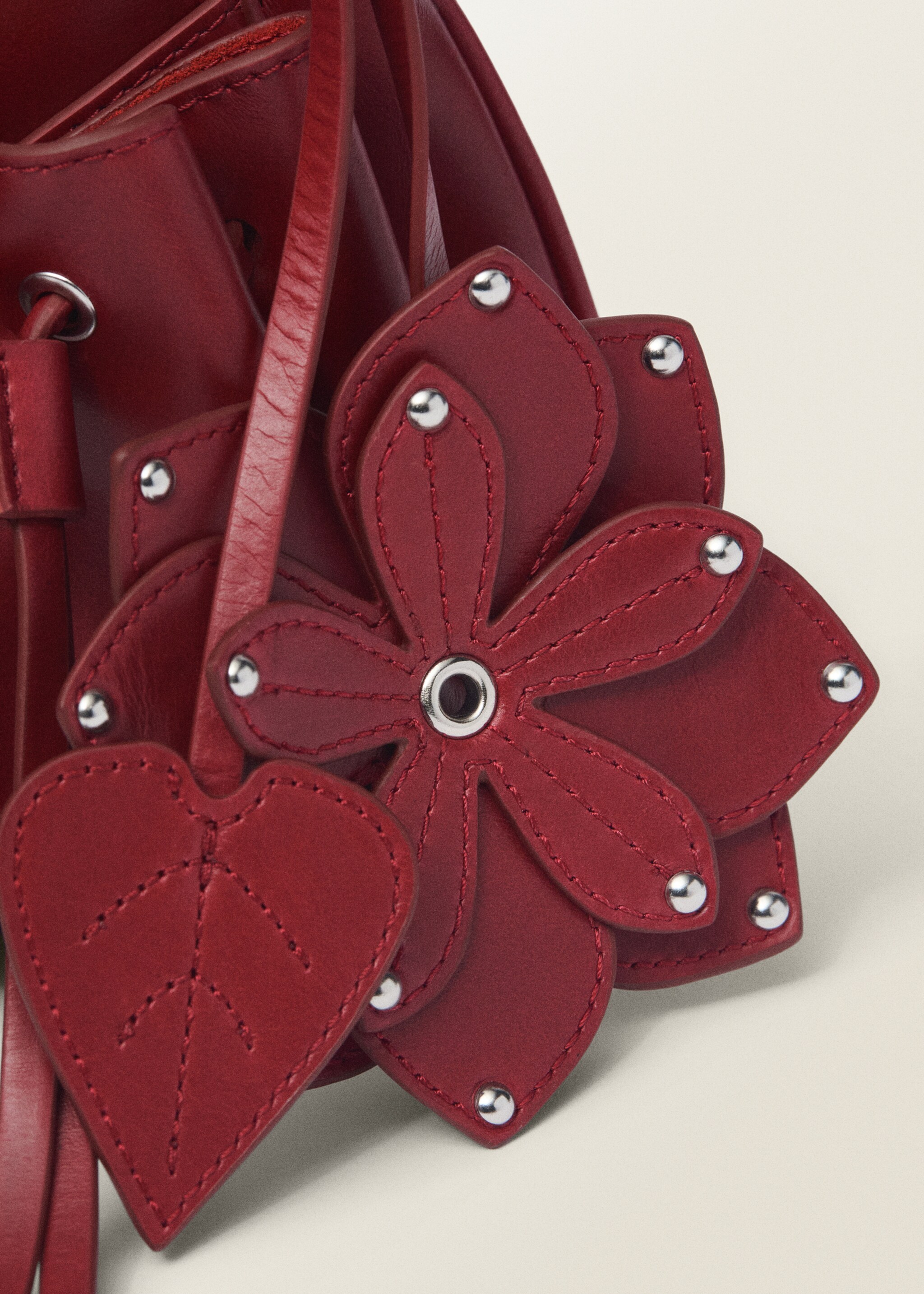 Leather shoulder bag with gathered pockets - Details of the article 2