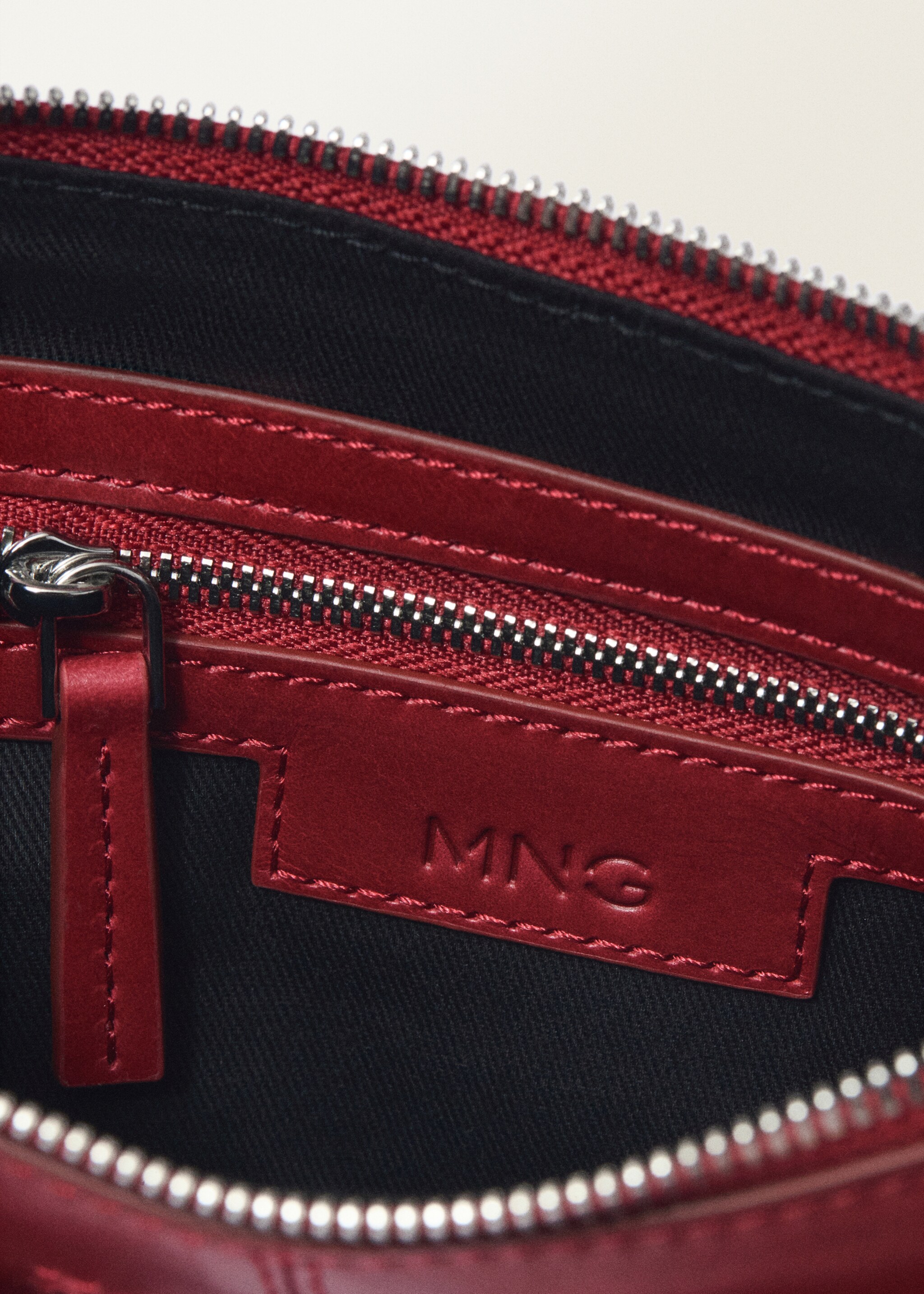 Leather shoulder bag with gathered pockets - Details of the article 3