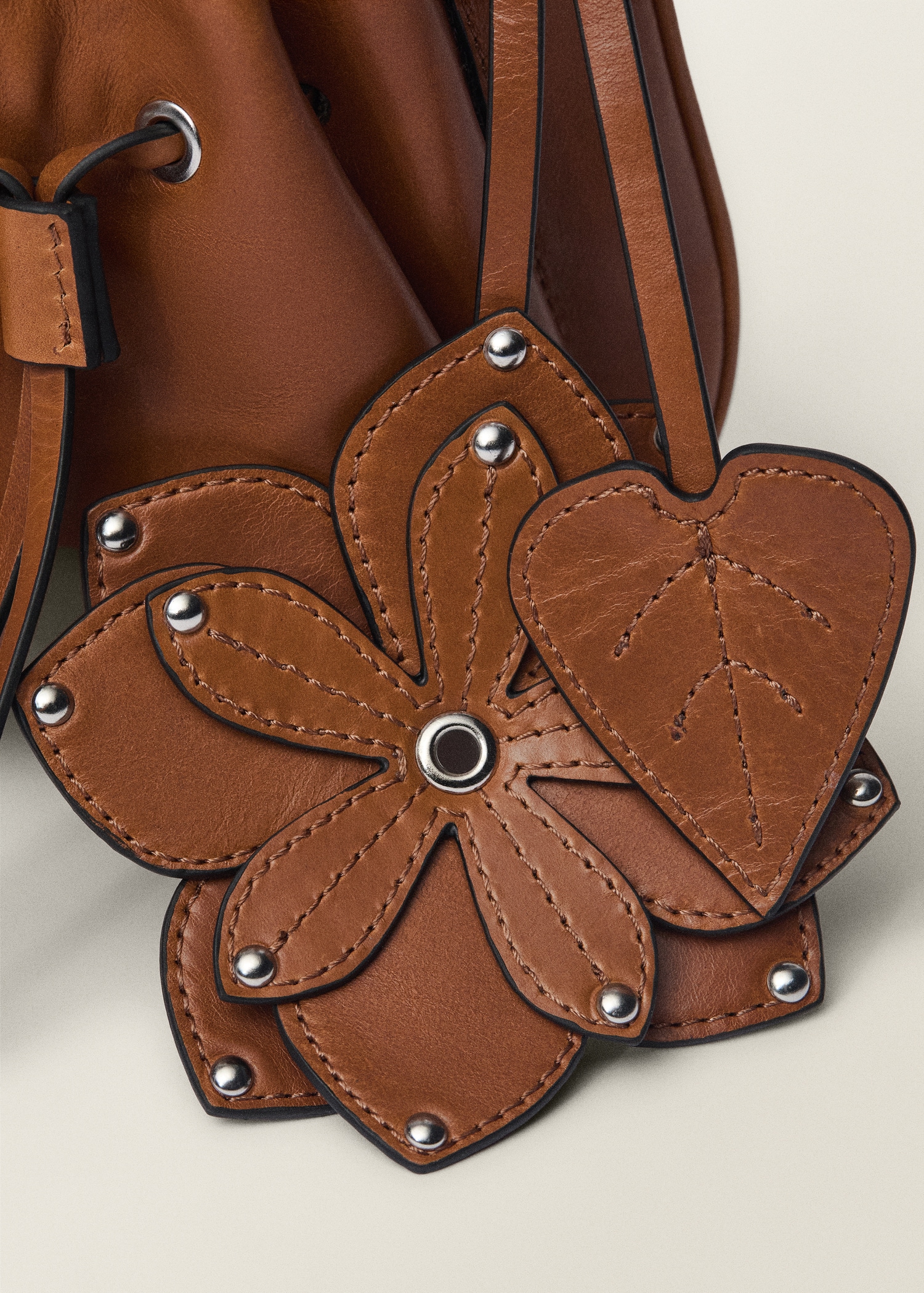 Leather shoulder bag with gathered pockets - Details of the article 2