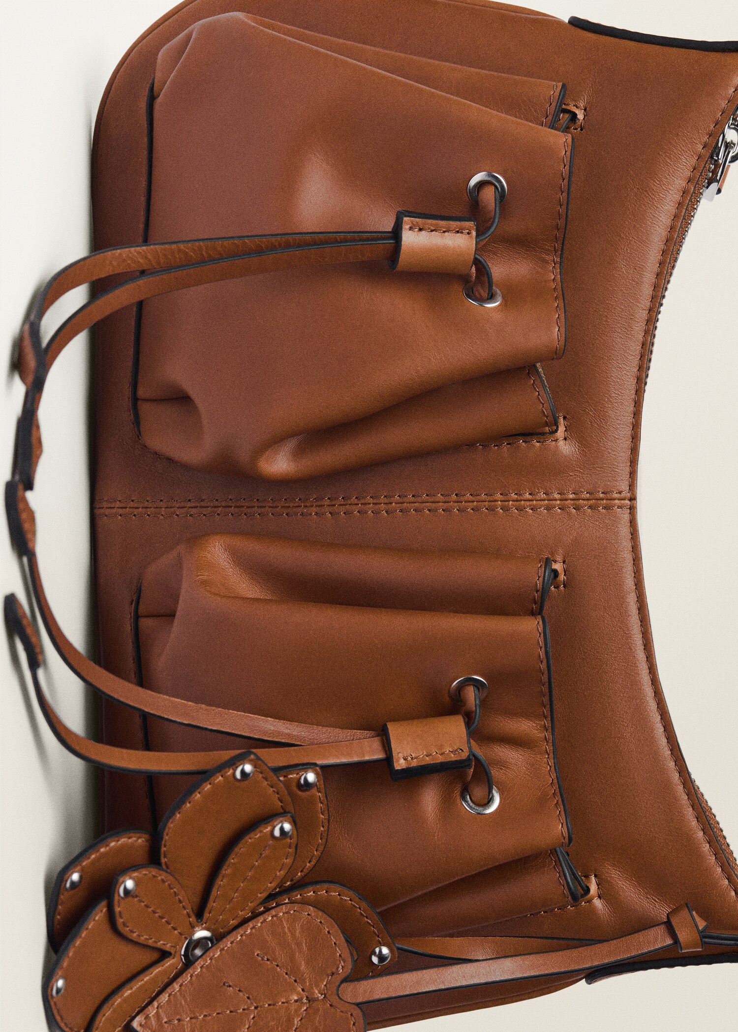 Leather shoulder bag with gathered pockets - Details of the article 4