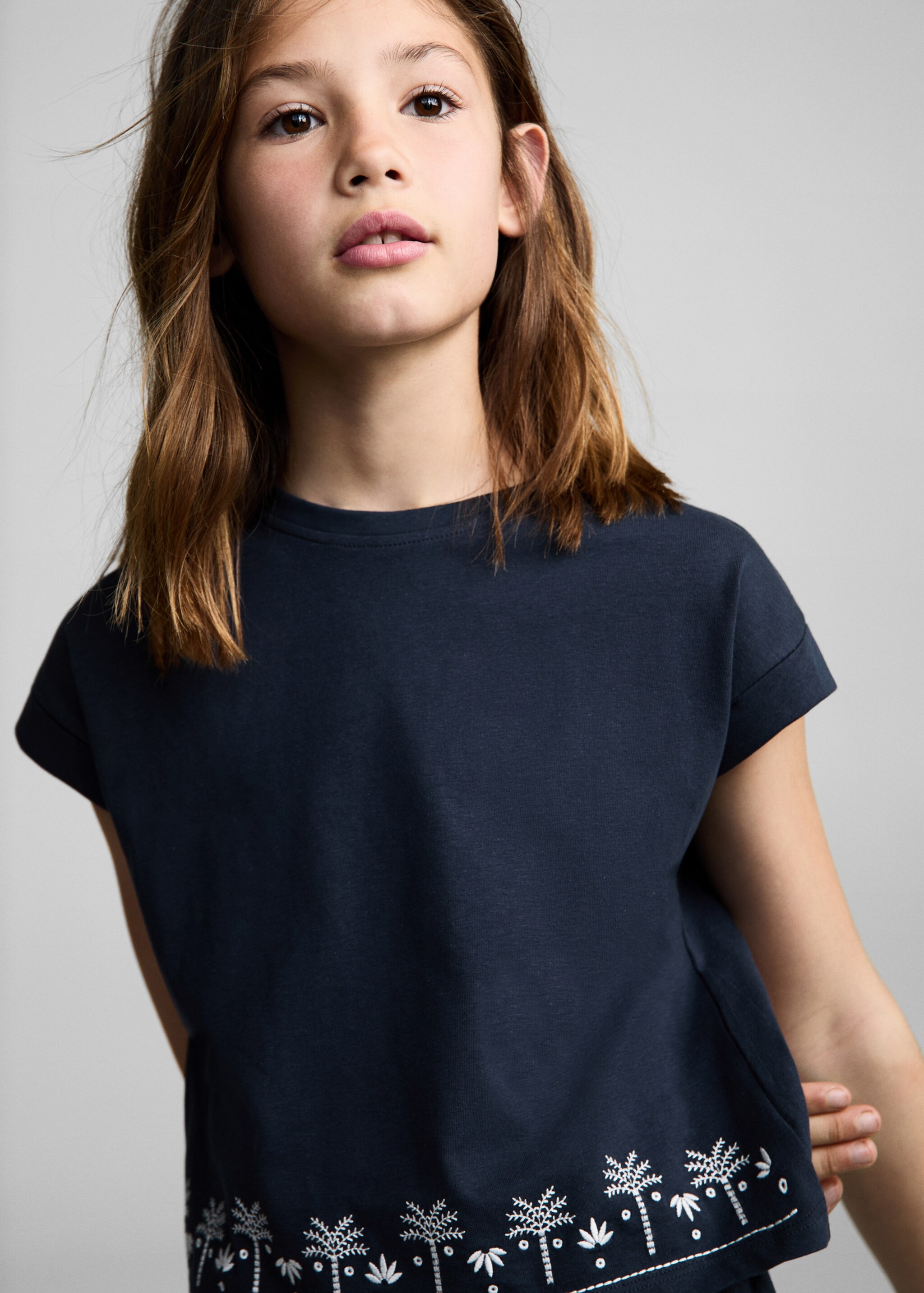 Embroidered short-sleeved t-shirt - Details of the article 1