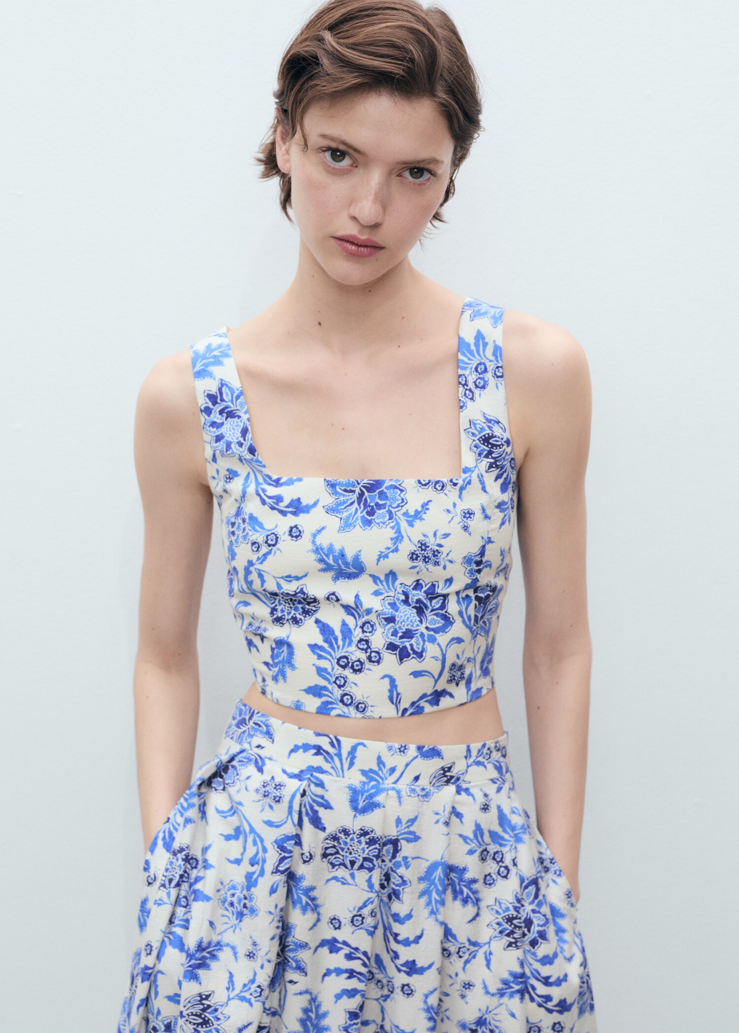 Blumenprint-Top mit tiefem Ausschnitt - Mittlere Ansicht