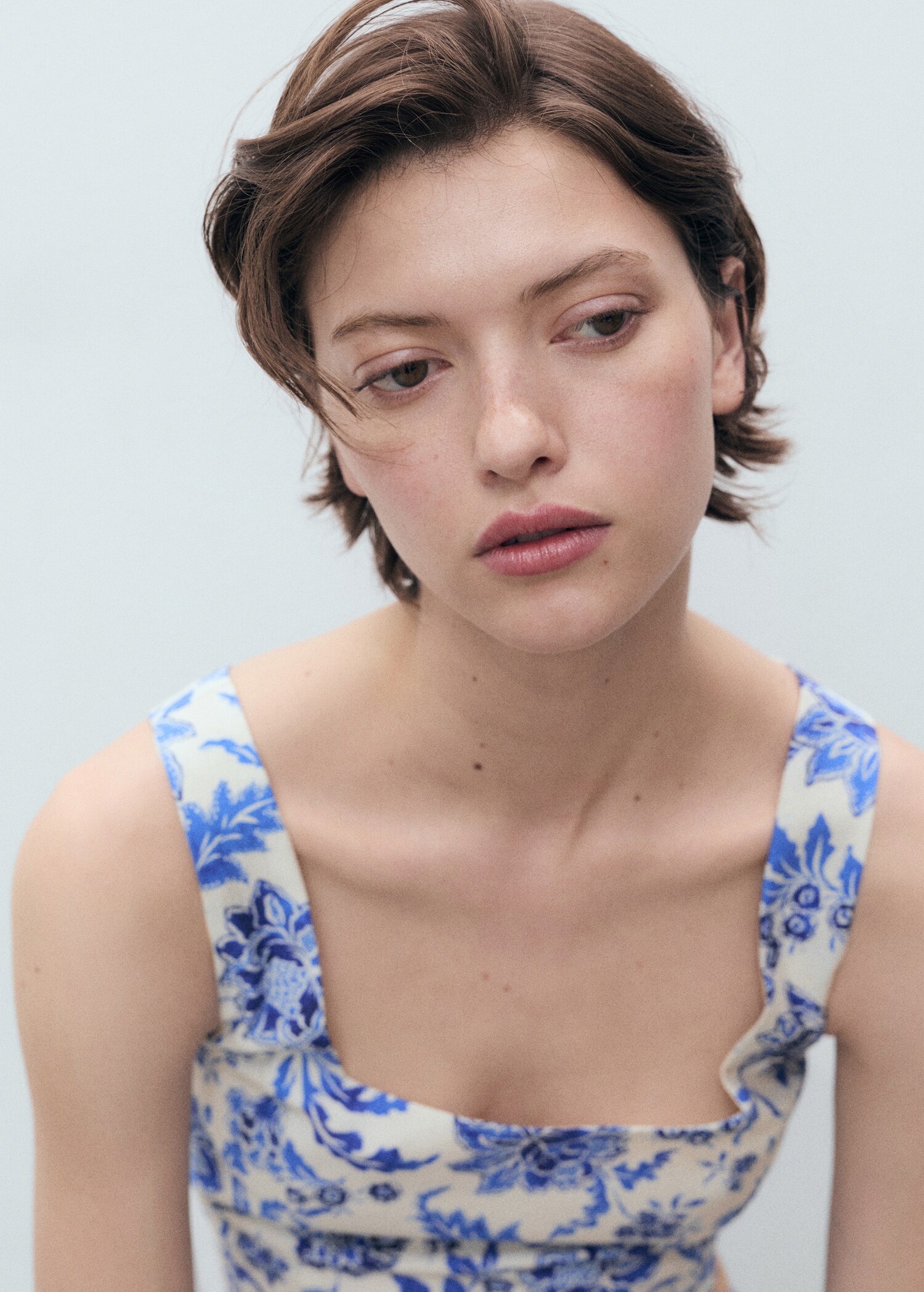 Floral crop top with low neckline - Women | MANGO USA