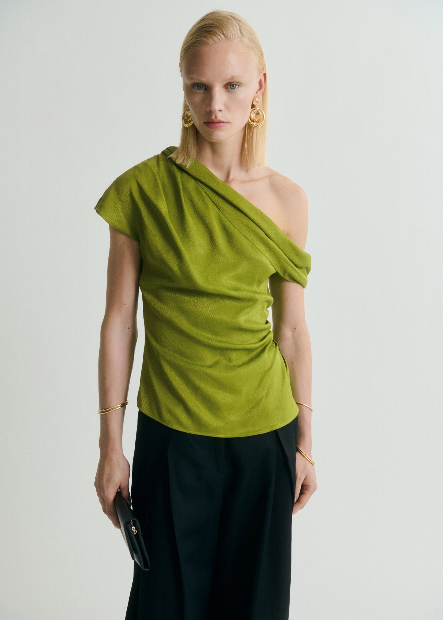 Blusa raso collo asimmetrico - Piano medio