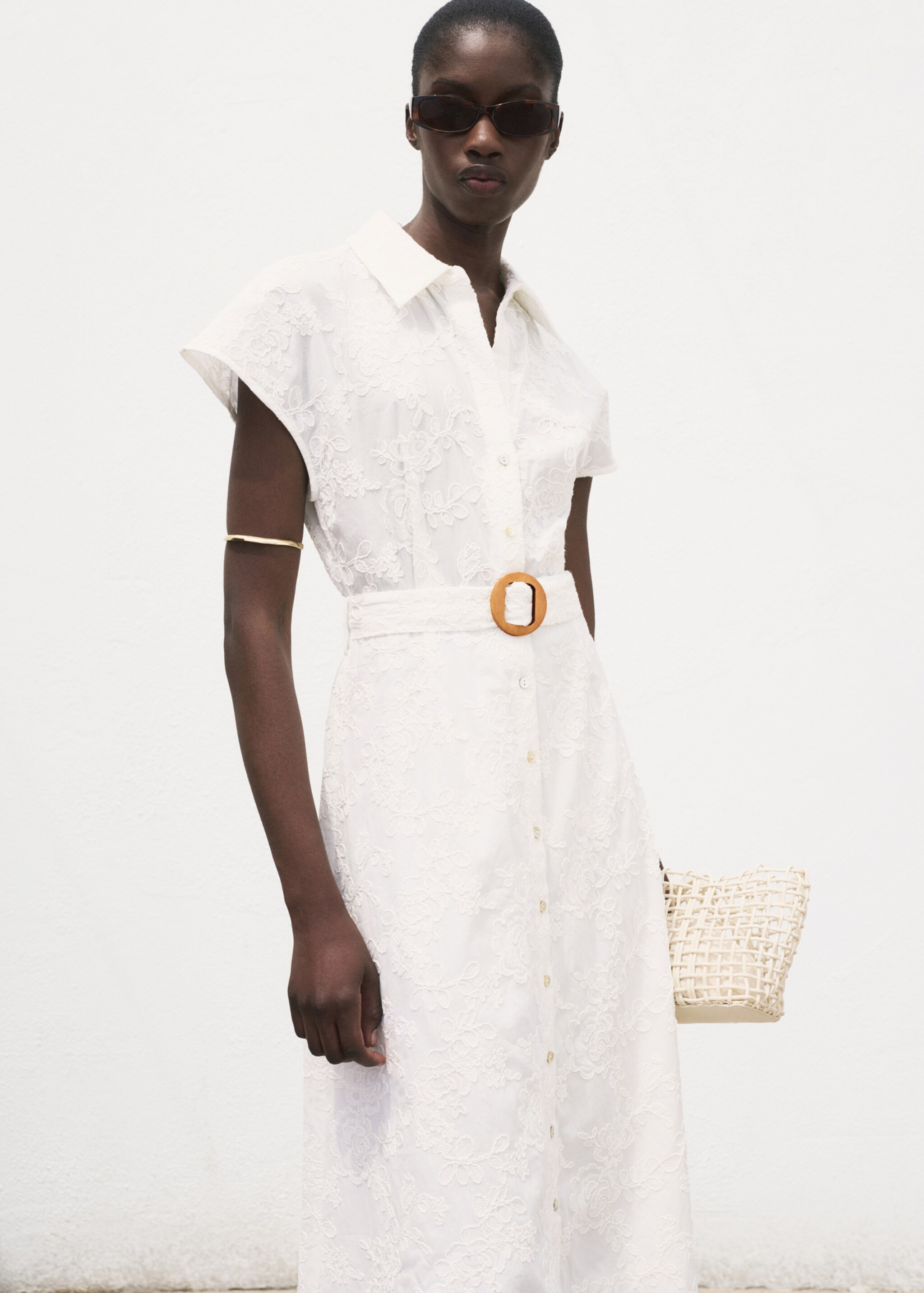 Robe-chemise brodée avec ceinture - Plan moyen
